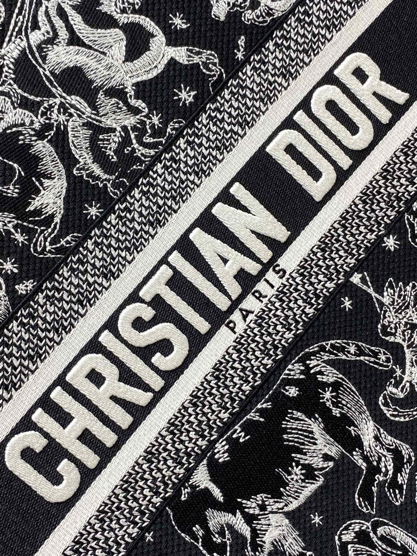 现货‼️Dior Book Tote动物园系列托特包，黑底白线刺绣动物图案，辨识度超高!包身中央有