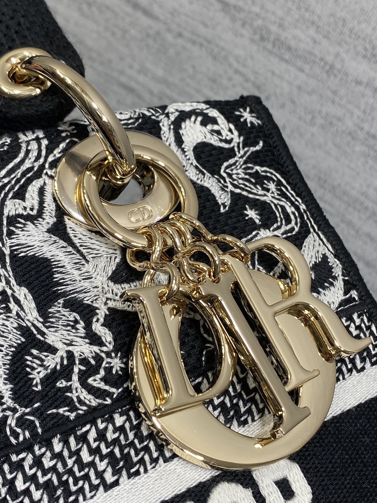 现货‼️Dior Lady D-Lite刺绣戴妃包，黑色茹伊印花刺绣+浅金色金属吊饰，优雅复古又超有艺术