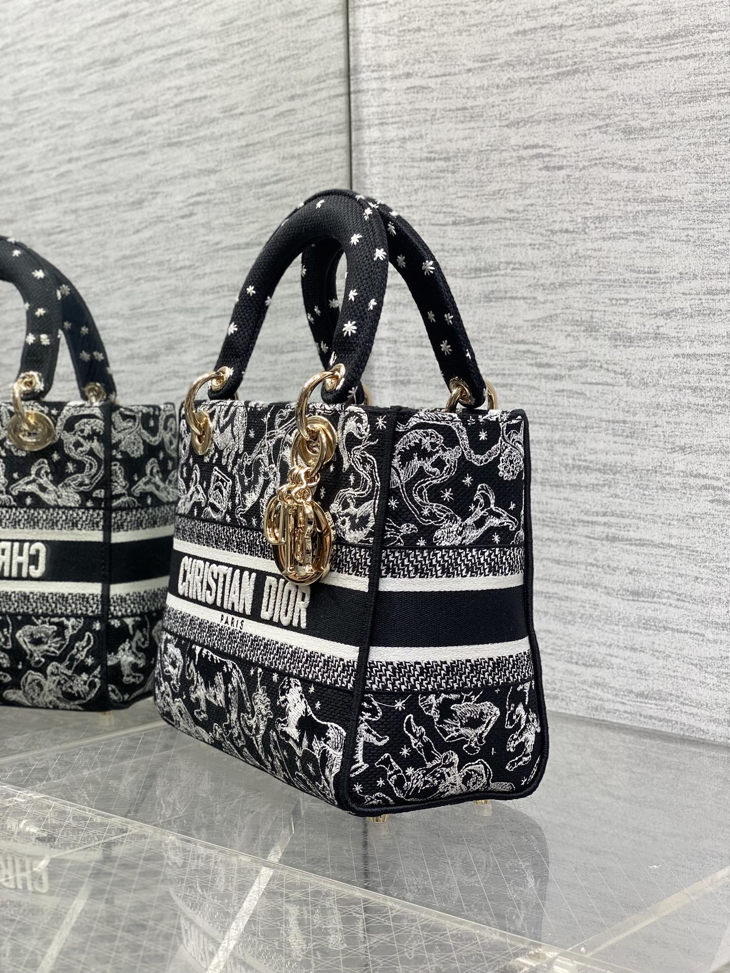 现货‼️Dior Lady D-Lite刺绣戴妃包，黑色茹伊印花刺绣+浅金色金属吊饰，优雅复古又超有艺术