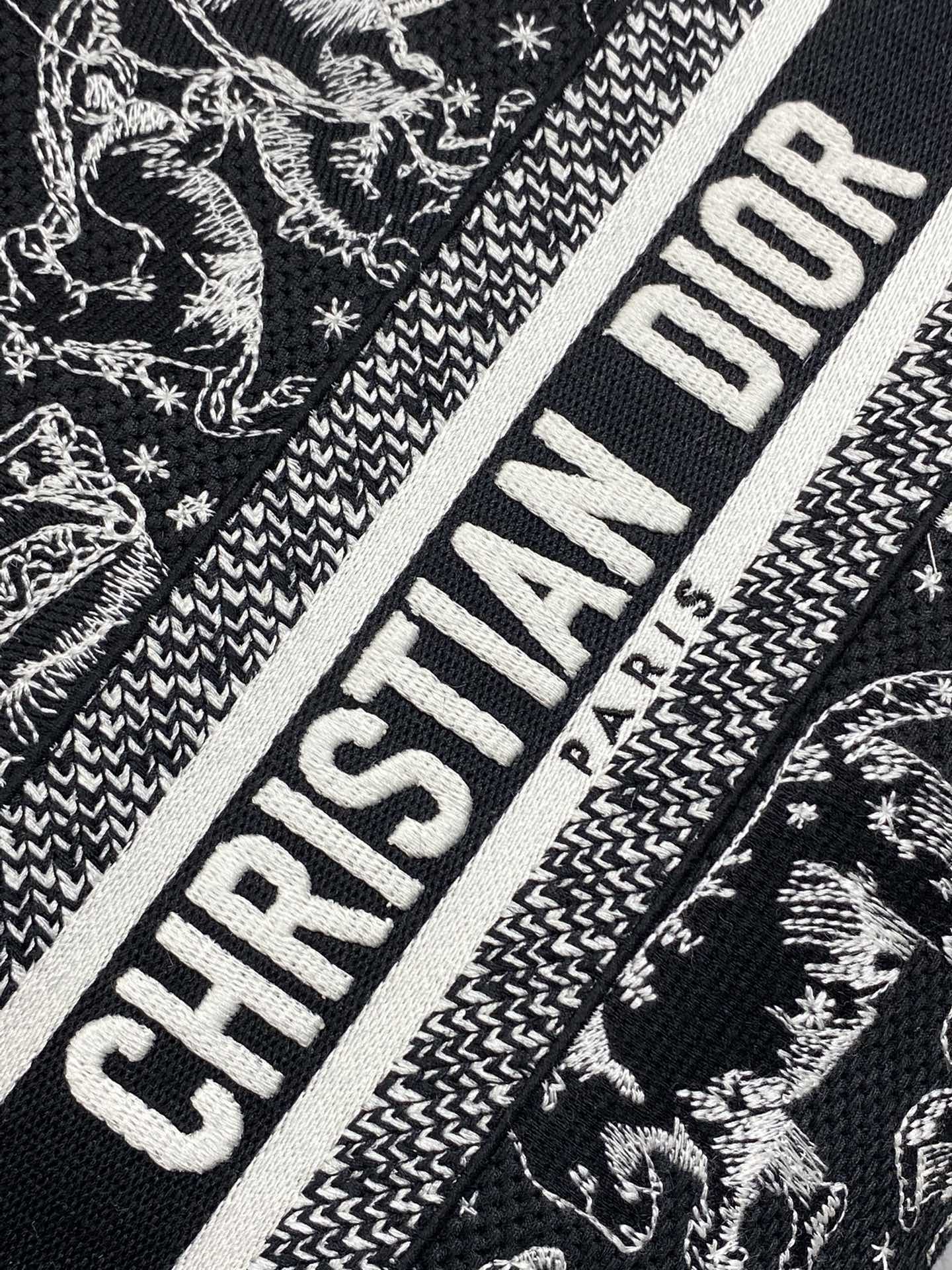 现货‼️Dior Lady D-Lite刺绣戴妃包，黑色茹伊印花刺绣+浅金色金属吊饰，优雅复古又超有艺术