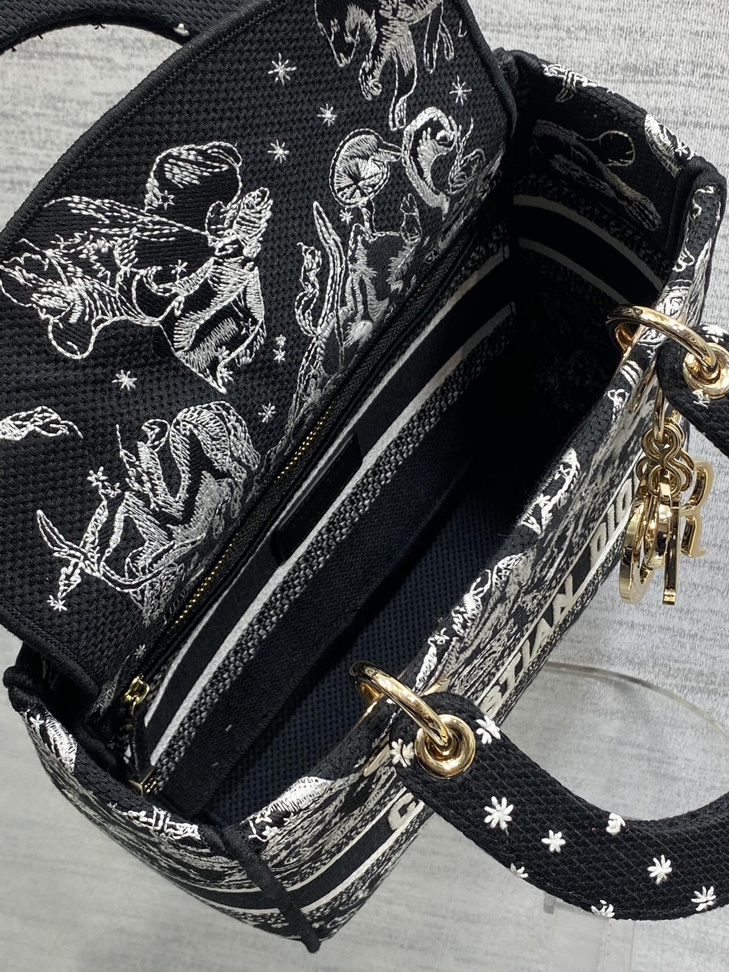 现货‼️Dior Lady D-Lite刺绣戴妃包，黑色茹伊印花刺绣+浅金色金属吊饰，优雅复古又超有艺术