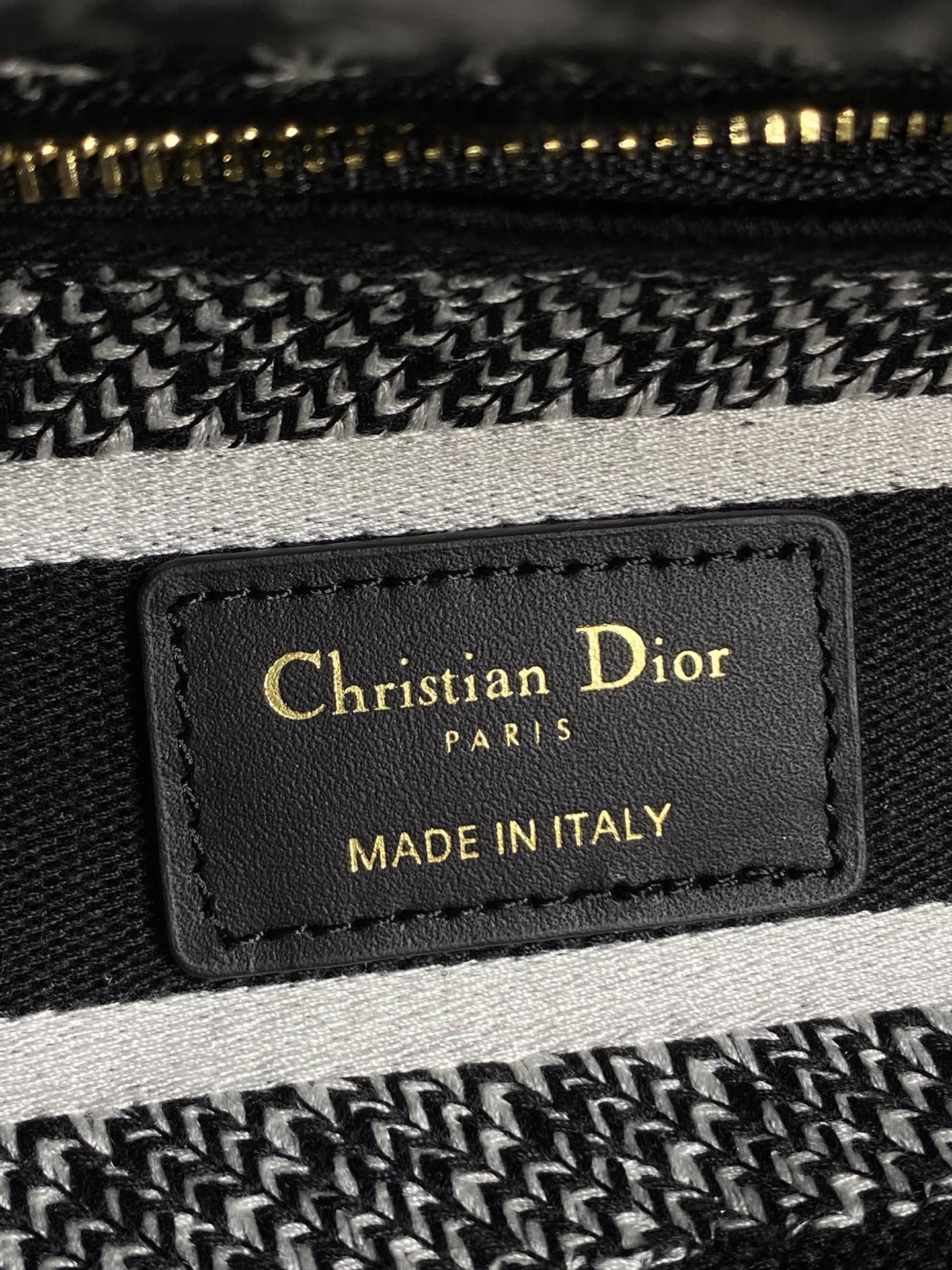 现货‼️Dior Lady D-Lite刺绣戴妃包，黑色茹伊印花刺绣+浅金色金属吊饰，优雅复古又超有艺术