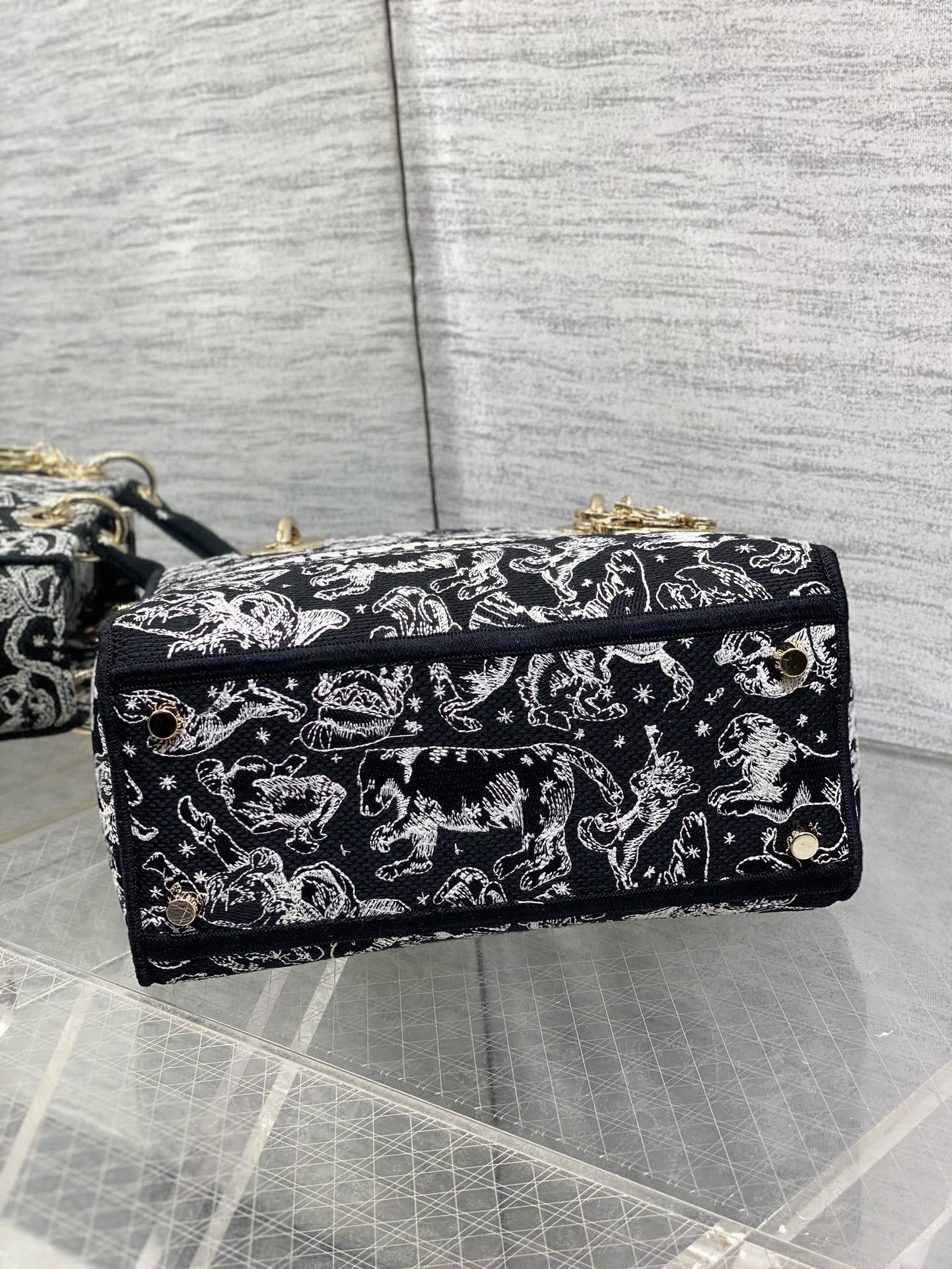 现货‼️Dior Lady D-Lite刺绣戴妃包，黑色茹伊印花刺绣+浅金色金属吊饰，优雅复古又超有艺术