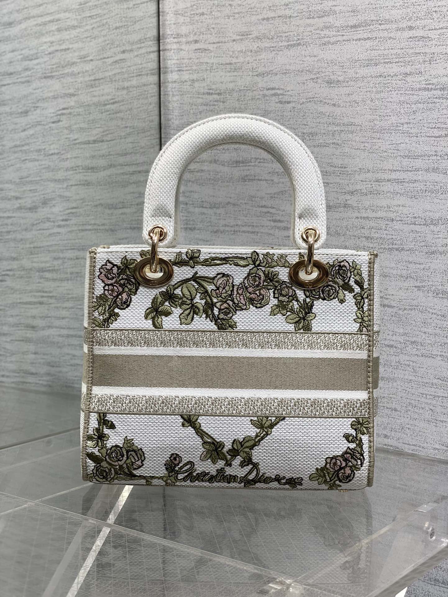 现货‼️Dior Lady D-Lite手袋，2024早春系列，帆布材质+精致花卉刺绣，搭配