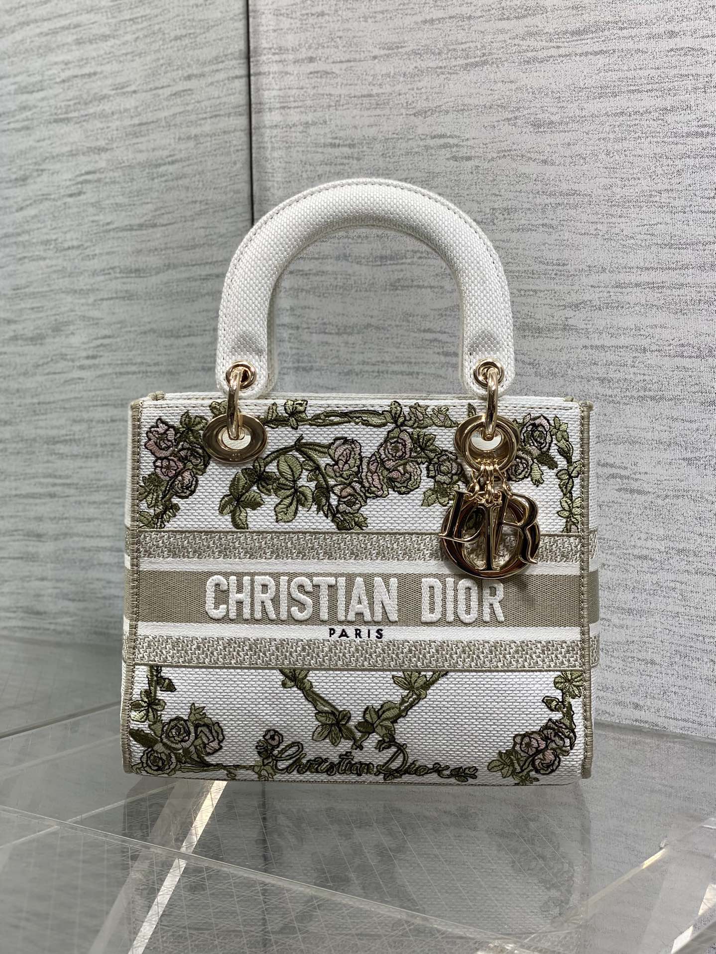现货‼️Dior Lady D-Lite手袋，2024早春系列，帆布材质+精致花卉刺绣，搭配