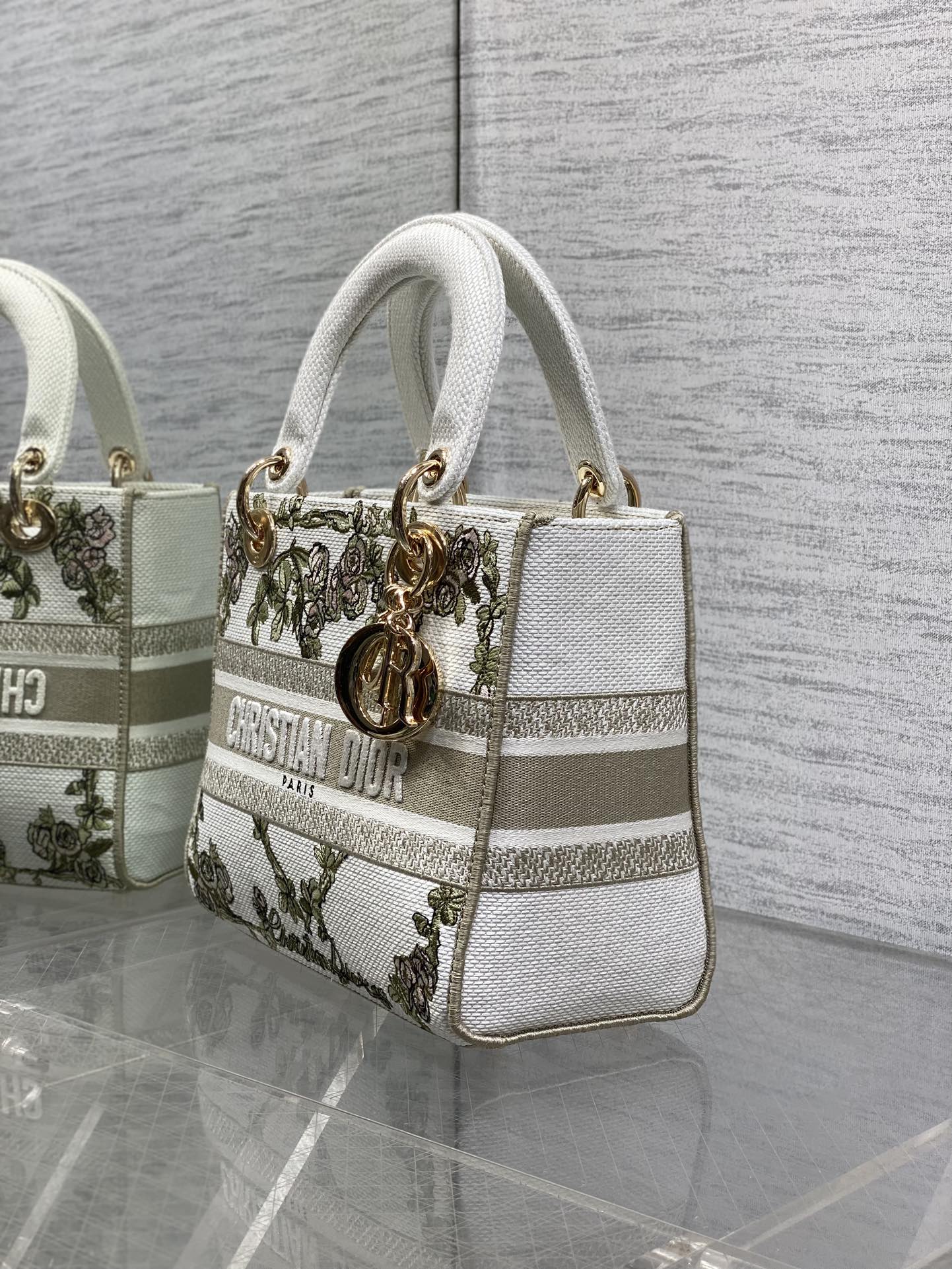 现货‼️Dior Lady D-Lite手袋，2024早春系列，帆布材质+精致花卉刺绣，搭配