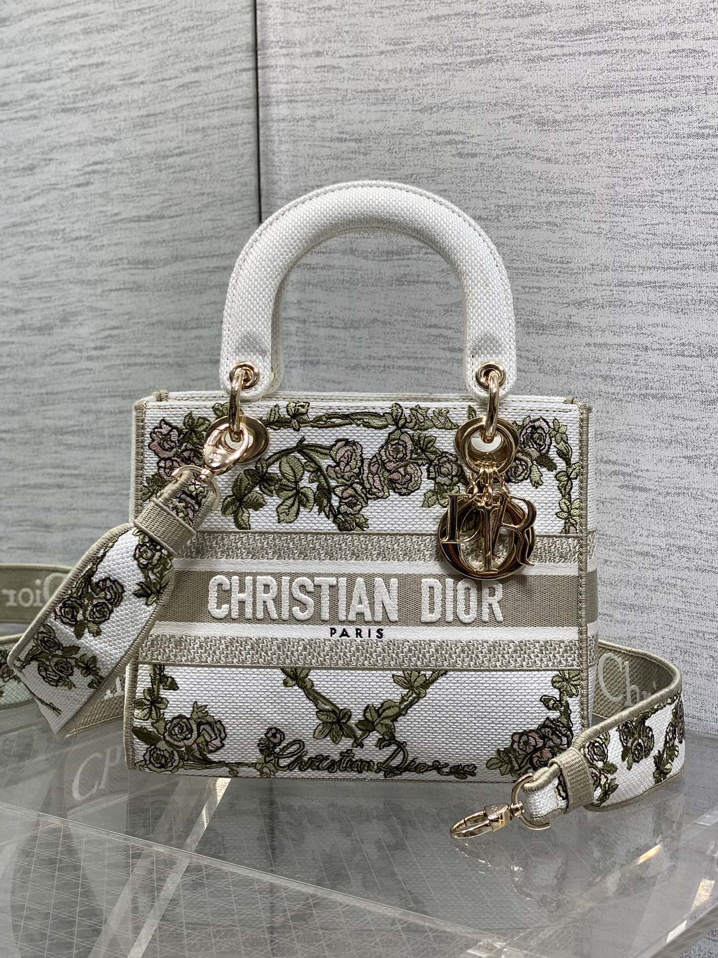 现货‼️Dior Lady D-Lite手袋，2024早春系列，帆布材质+精致花卉刺绣，搭配