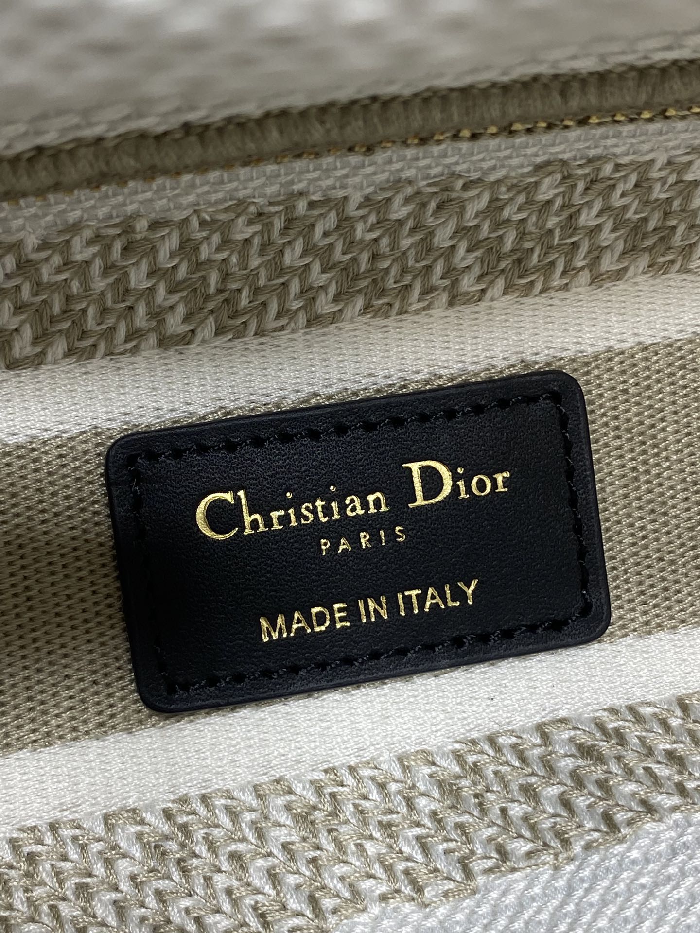 现货‼️Dior Lady D-Lite手袋，2024早春系列，帆布材质+精致花卉刺绣，搭配