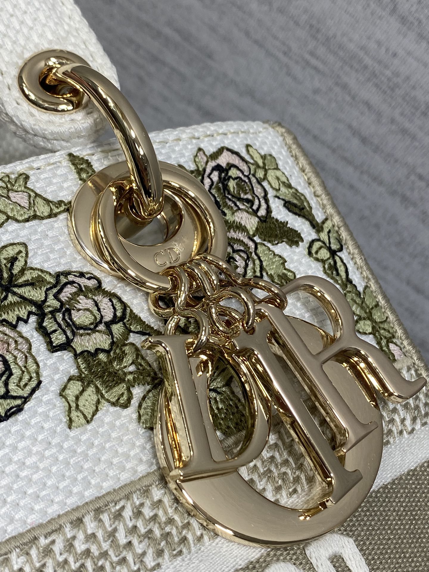 现货‼️Dior Lady D-Lite手袋，2024早春系列，帆布材质+精致花卉刺绣，搭配
