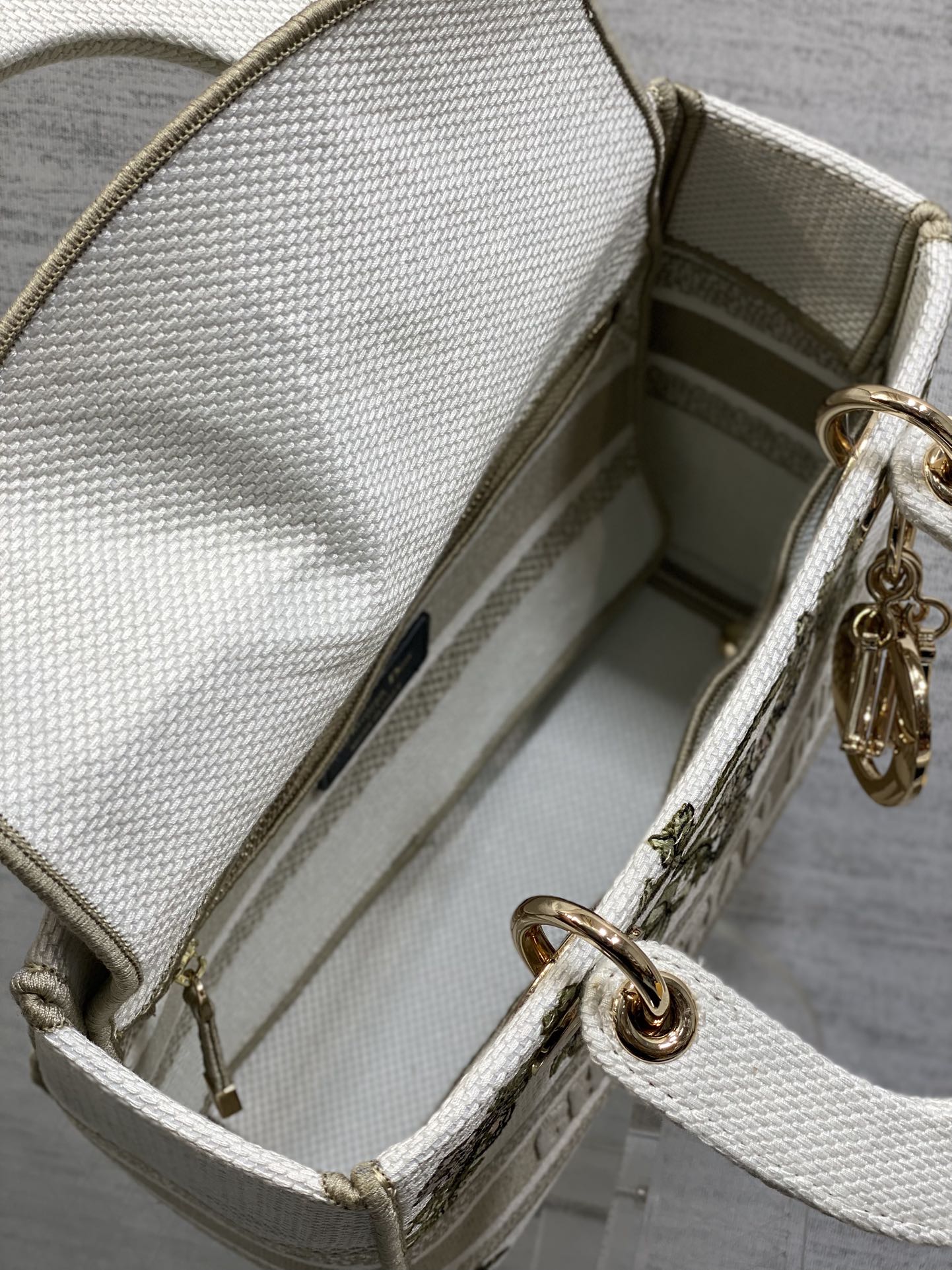 现货‼️Dior Lady D-Lite手袋，2024早春系列，帆布材质+精致花卉刺绣，搭配