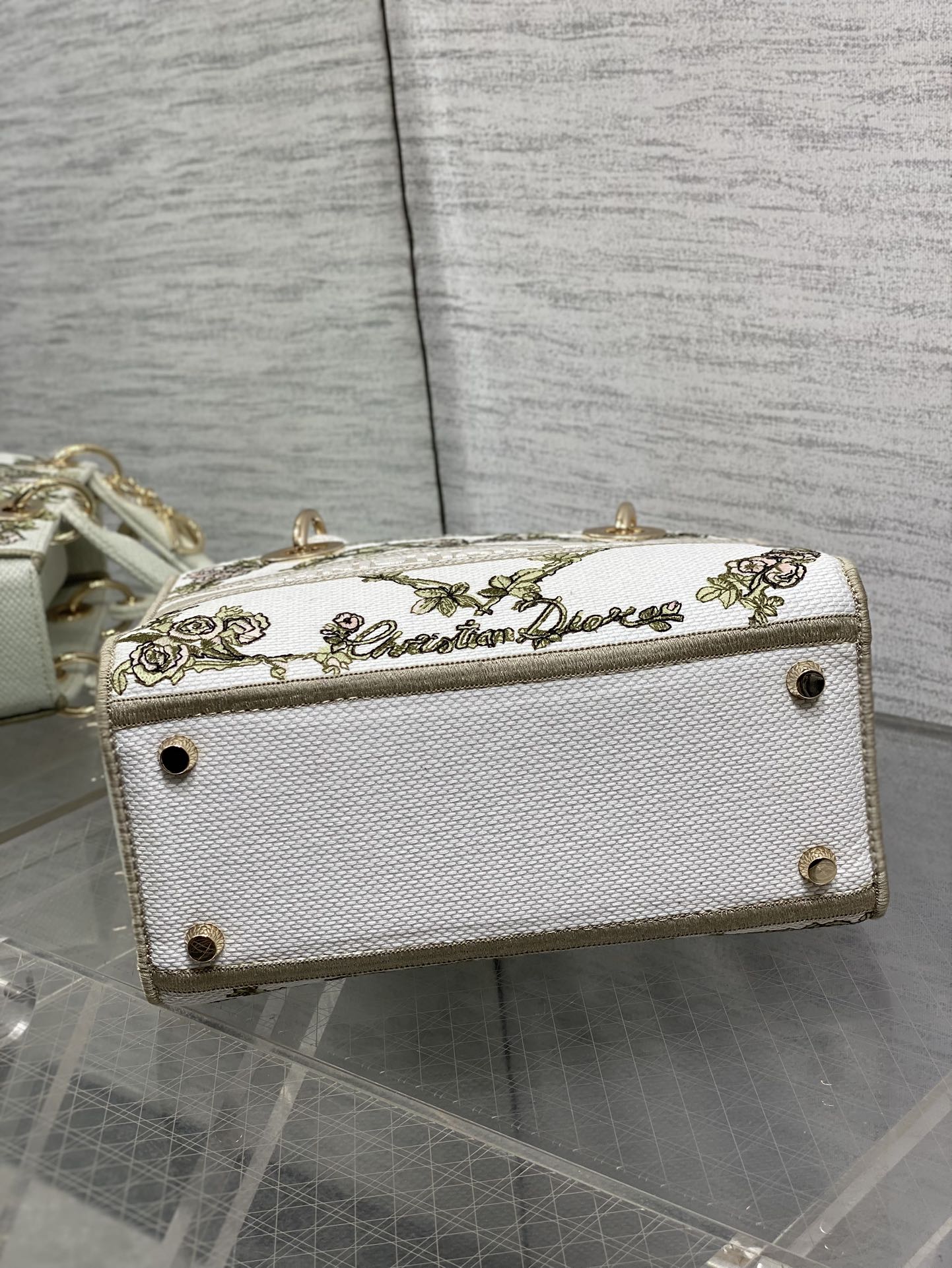现货‼️Dior Lady D-Lite手袋，2024早春系列，帆布材质+精致花卉刺绣，搭配