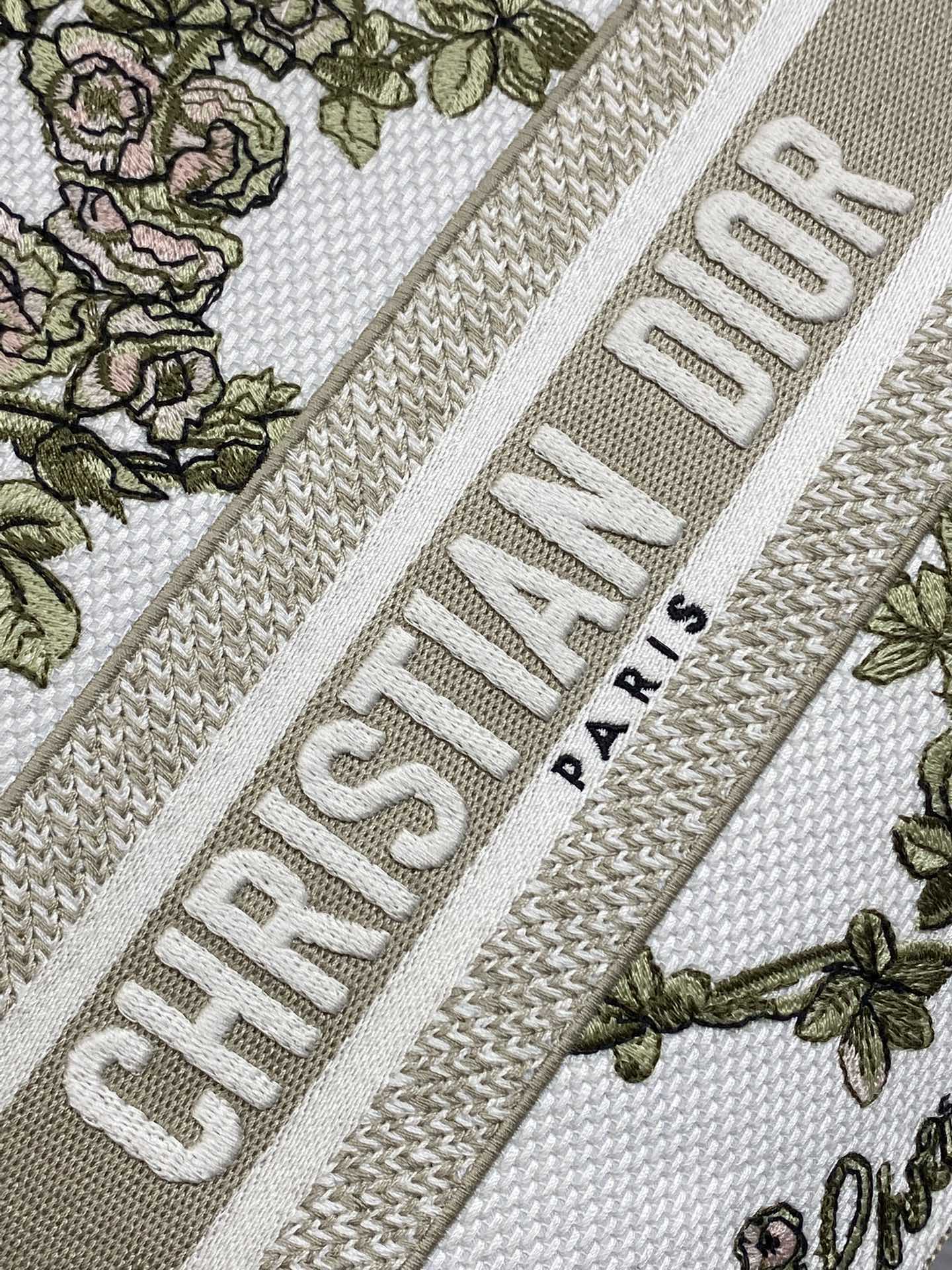 现货‼️Dior Lady D-Lite手袋，2024早春系列，帆布材质+精致花卉刺绣，搭配