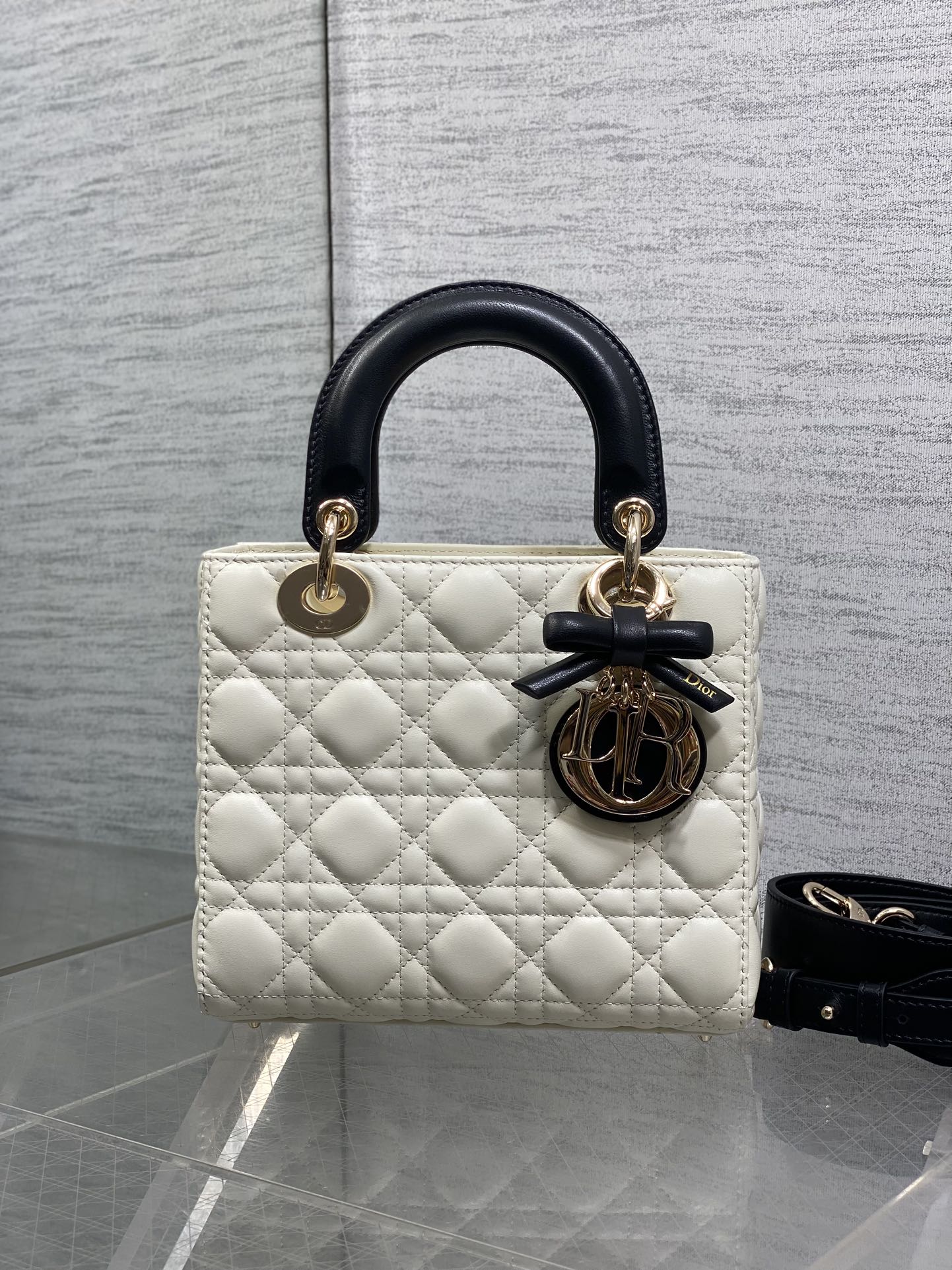 现货‼️Lady最新款四格蝴蝶结🎀戴妃包，采用小羊皮精心制作、人手一个必备的戴妃包😍。迷人优雅又气场十足