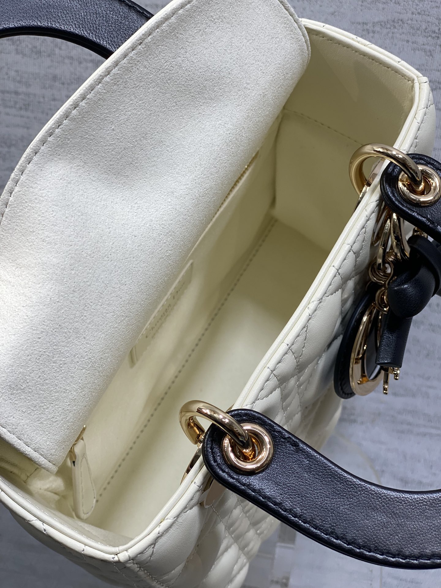 现货‼️Lady最新款四格蝴蝶结🎀戴妃包，采用小羊皮精心制作、人手一个必备的戴妃包😍。迷人优雅又气场十足