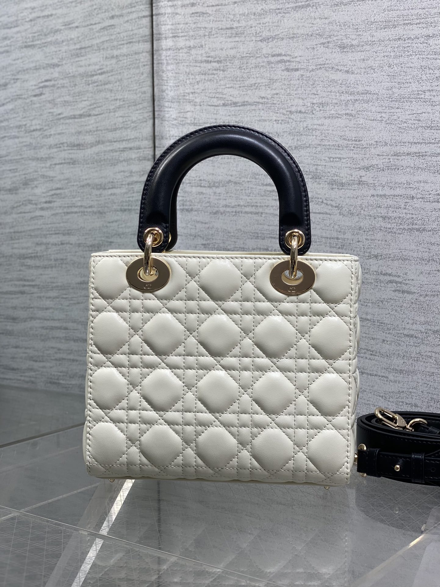 现货‼️Lady最新款四格蝴蝶结🎀戴妃包，采用小羊皮精心制作、人手一个必备的戴妃包😍。迷人优雅又气场十足