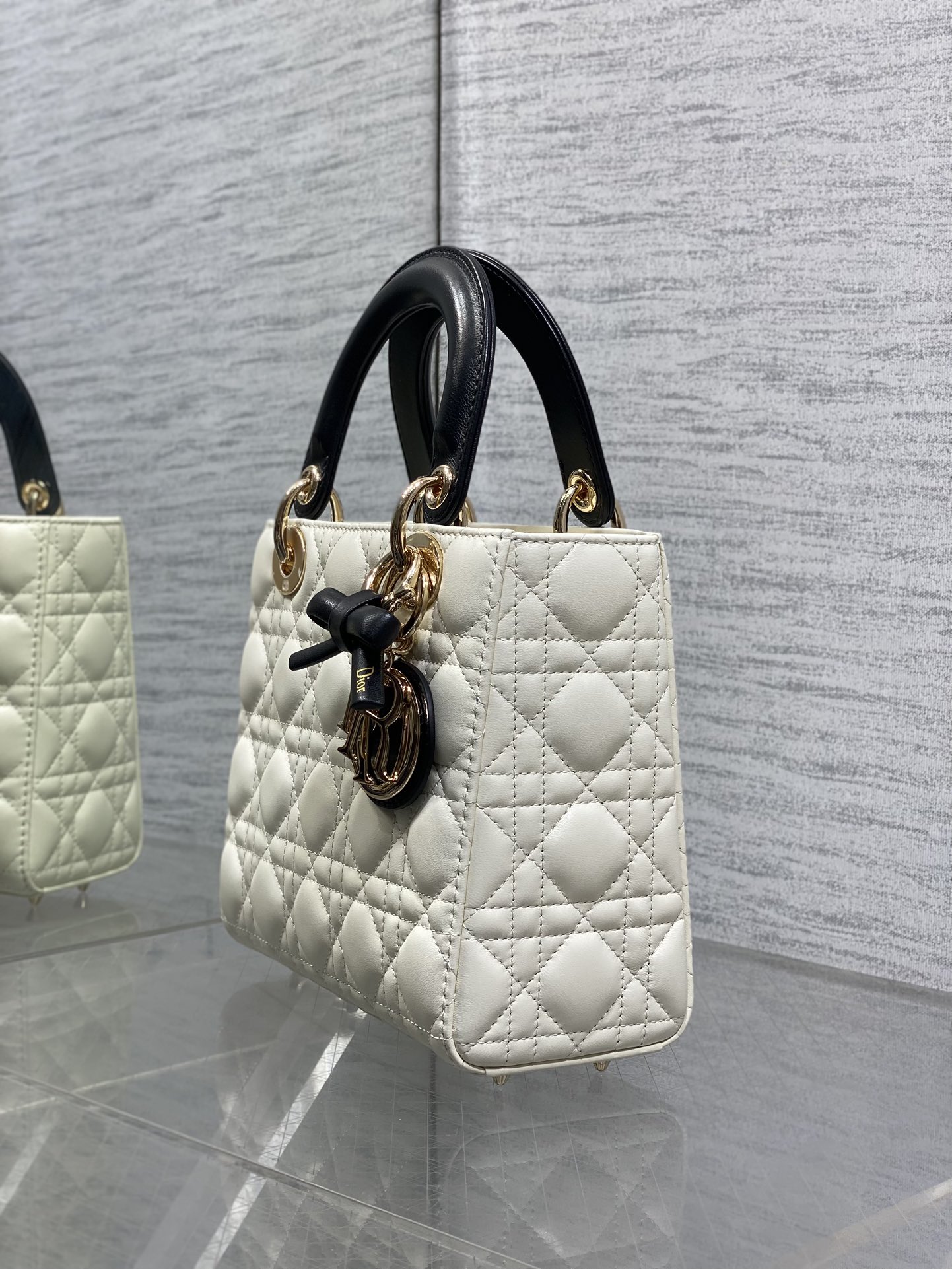 现货‼️Lady最新款四格蝴蝶结🎀戴妃包，采用小羊皮精心制作、人手一个必备的戴妃包😍。迷人优雅又气场十足