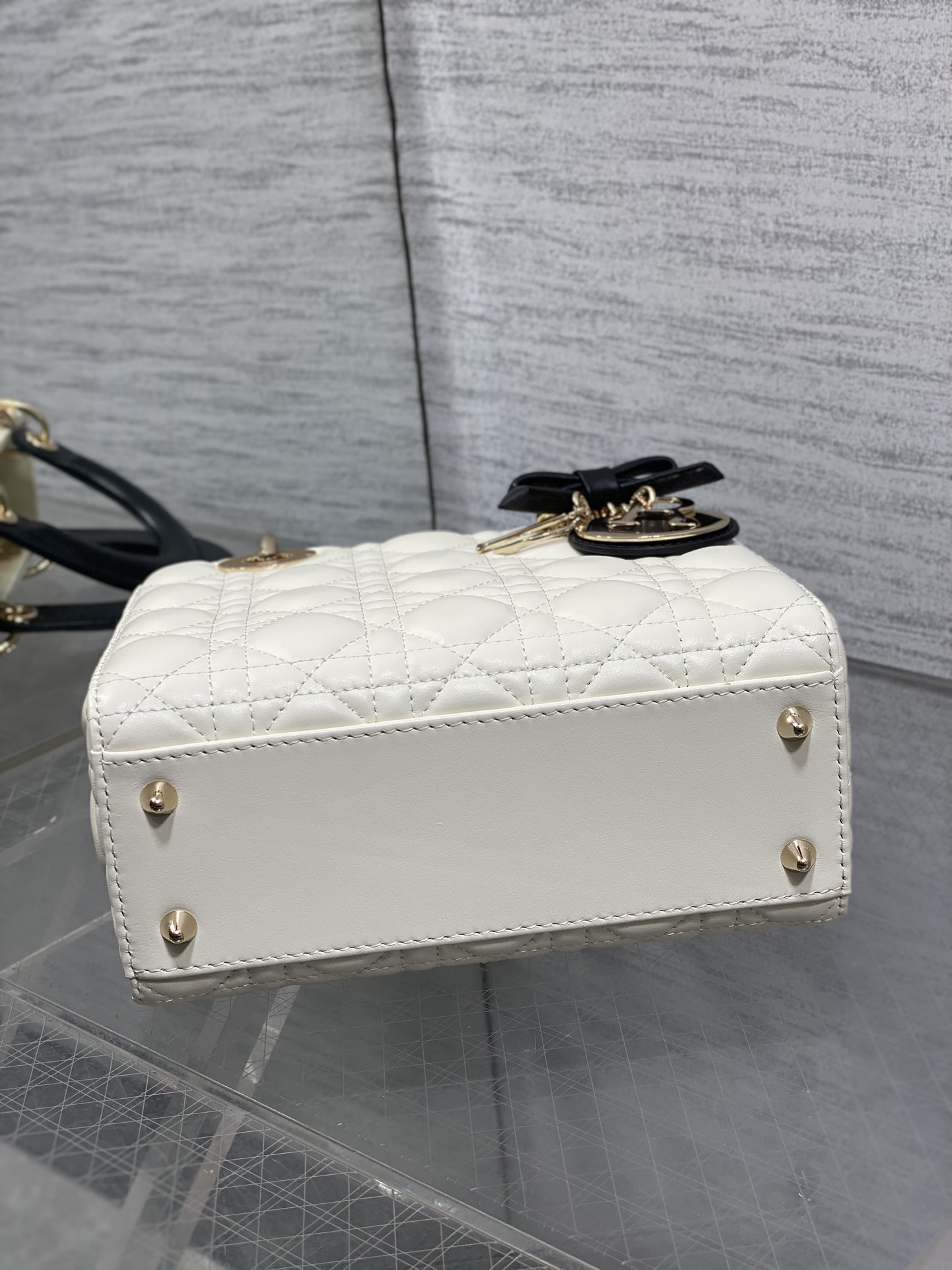 现货‼️Lady最新款四格蝴蝶结🎀戴妃包，采用小羊皮精心制作、人手一个必备的戴妃包😍。迷人优雅又气场十足