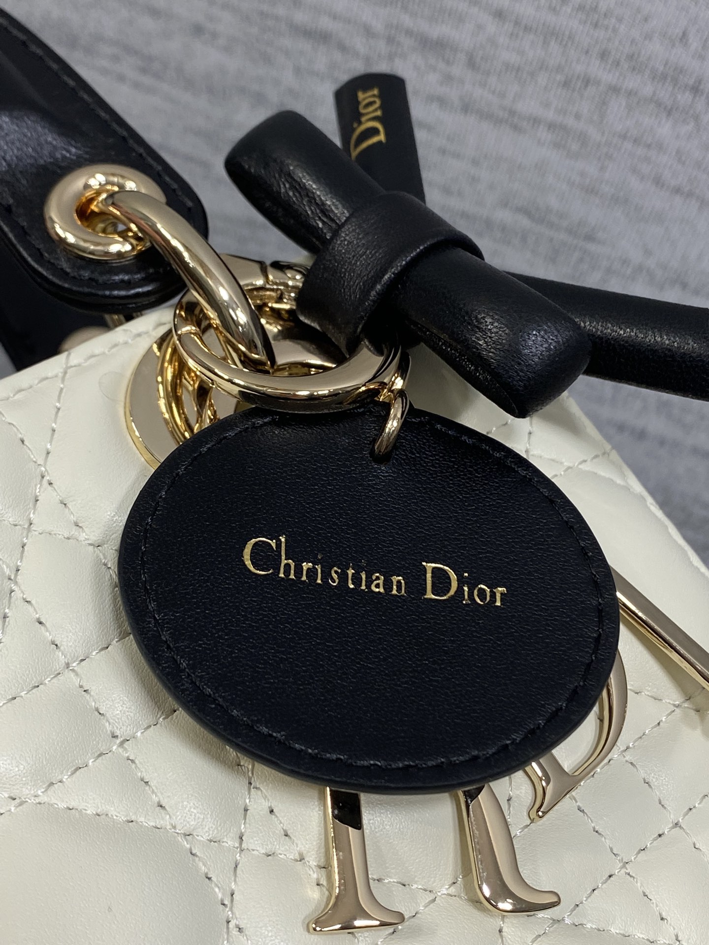 现货‼️Lady最新款四格蝴蝶结🎀戴妃包，采用小羊皮精心制作、人手一个必备的戴妃包😍。迷人优雅又气场十足