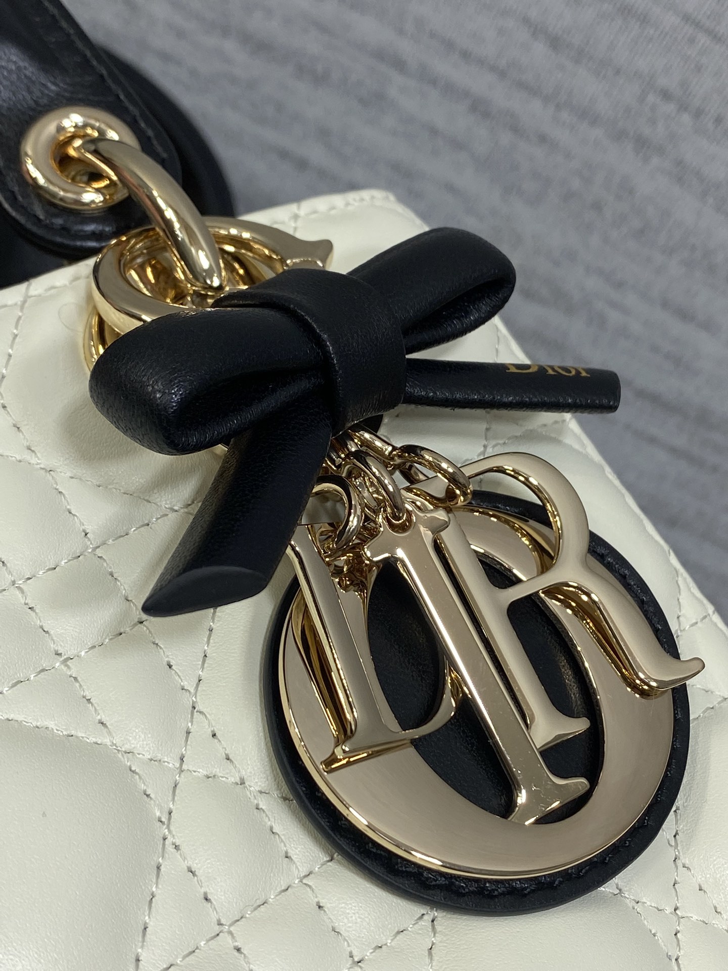 现货‼️Lady最新款四格蝴蝶结🎀戴妃包，采用小羊皮精心制作、人手一个必备的戴妃包😍。迷人优雅又气场十足