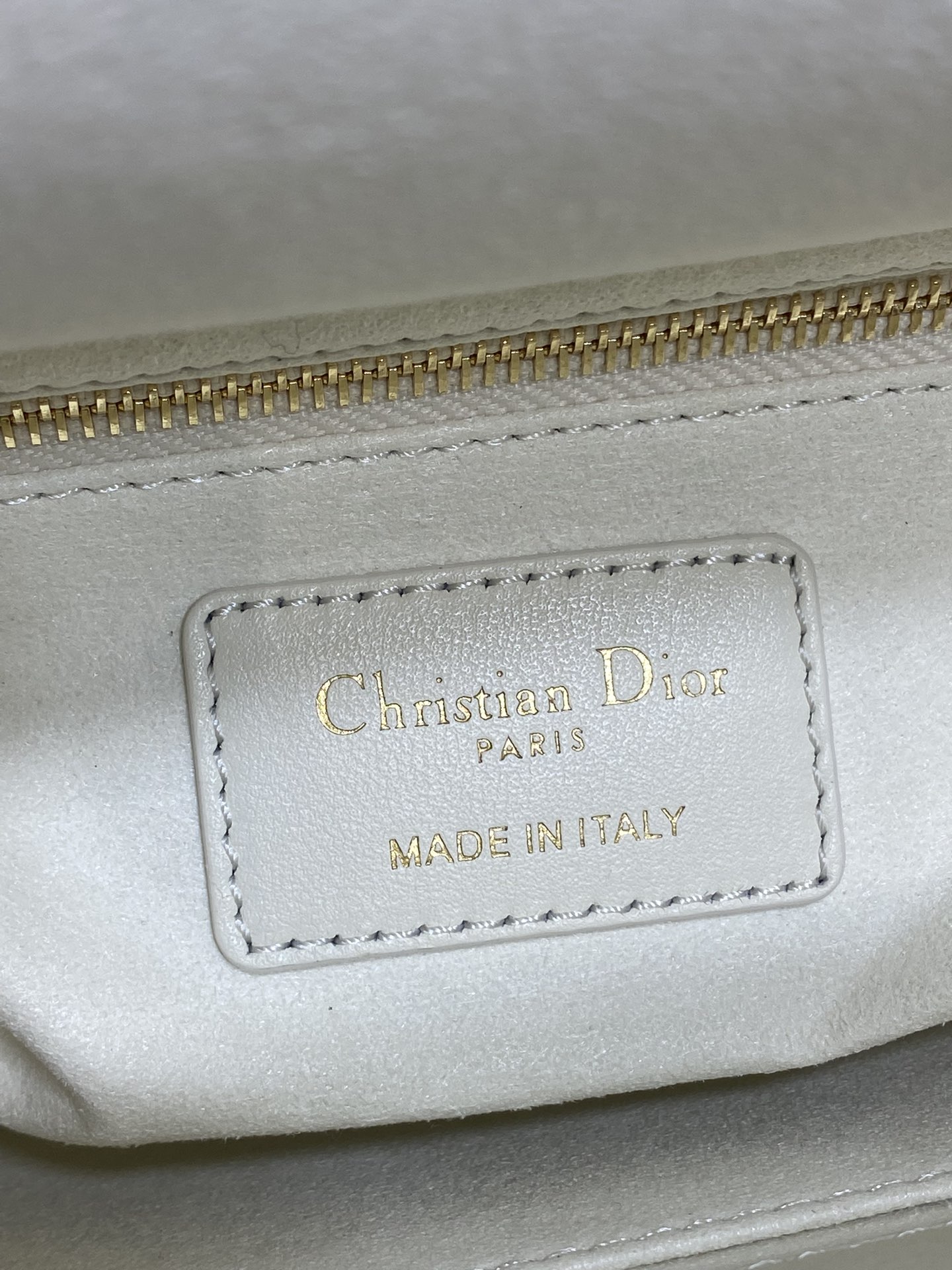 现货‼️Lady最新款四格蝴蝶结🎀戴妃包，采用小羊皮精心制作、人手一个必备的戴妃包😍。迷人优雅又气场十足