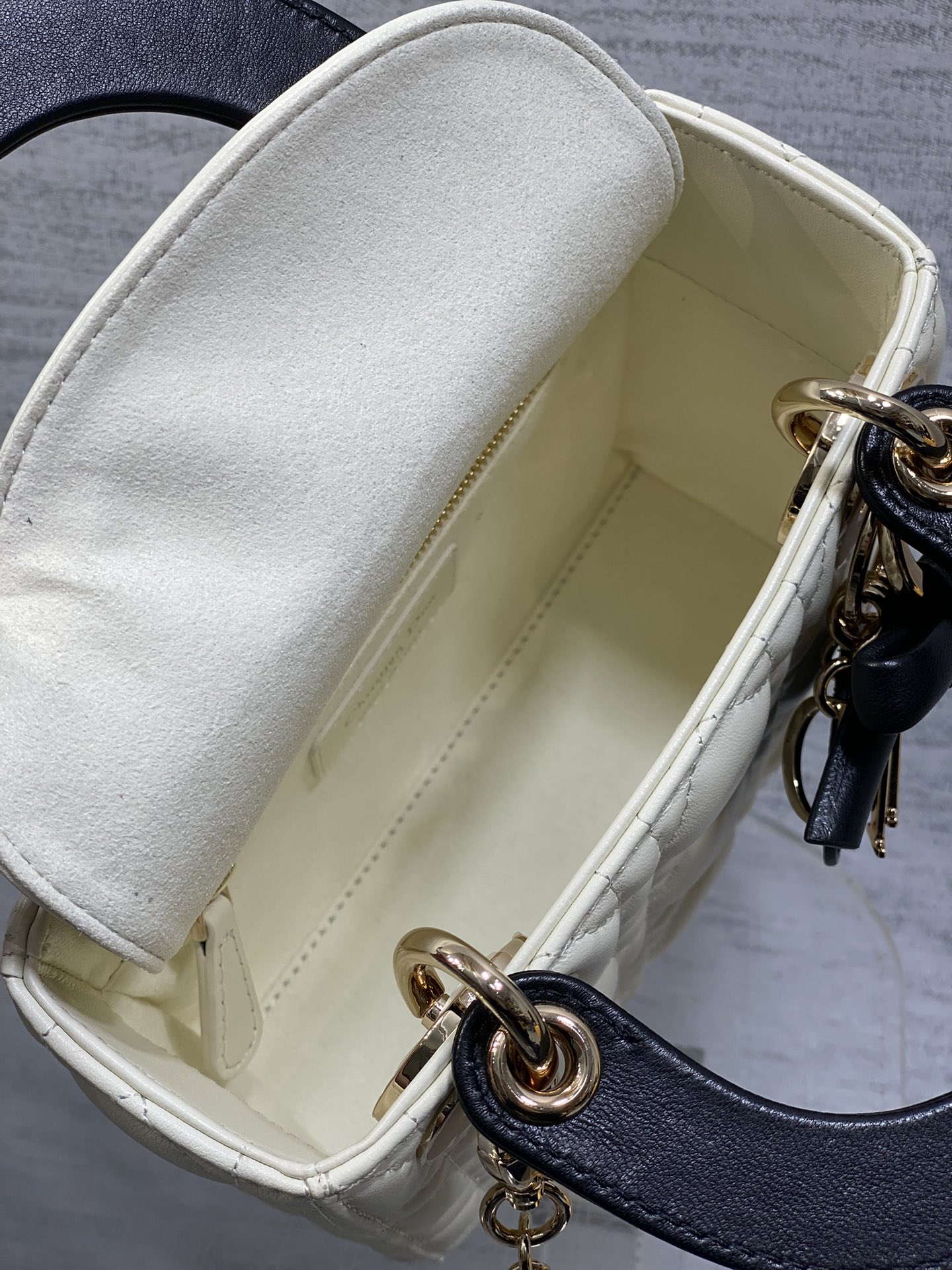 现货‼️Classic Lady最新蝴蝶结🎀戴妃包，人手一个必备的三格小包😍。迷人优雅又气场十足💃🏻，斜