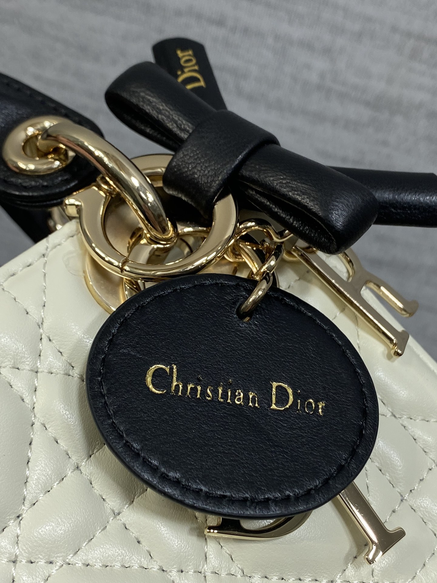 现货‼️Classic Lady最新蝴蝶结🎀戴妃包，人手一个必备的三格小包😍。迷人优雅又气场十足💃🏻，斜