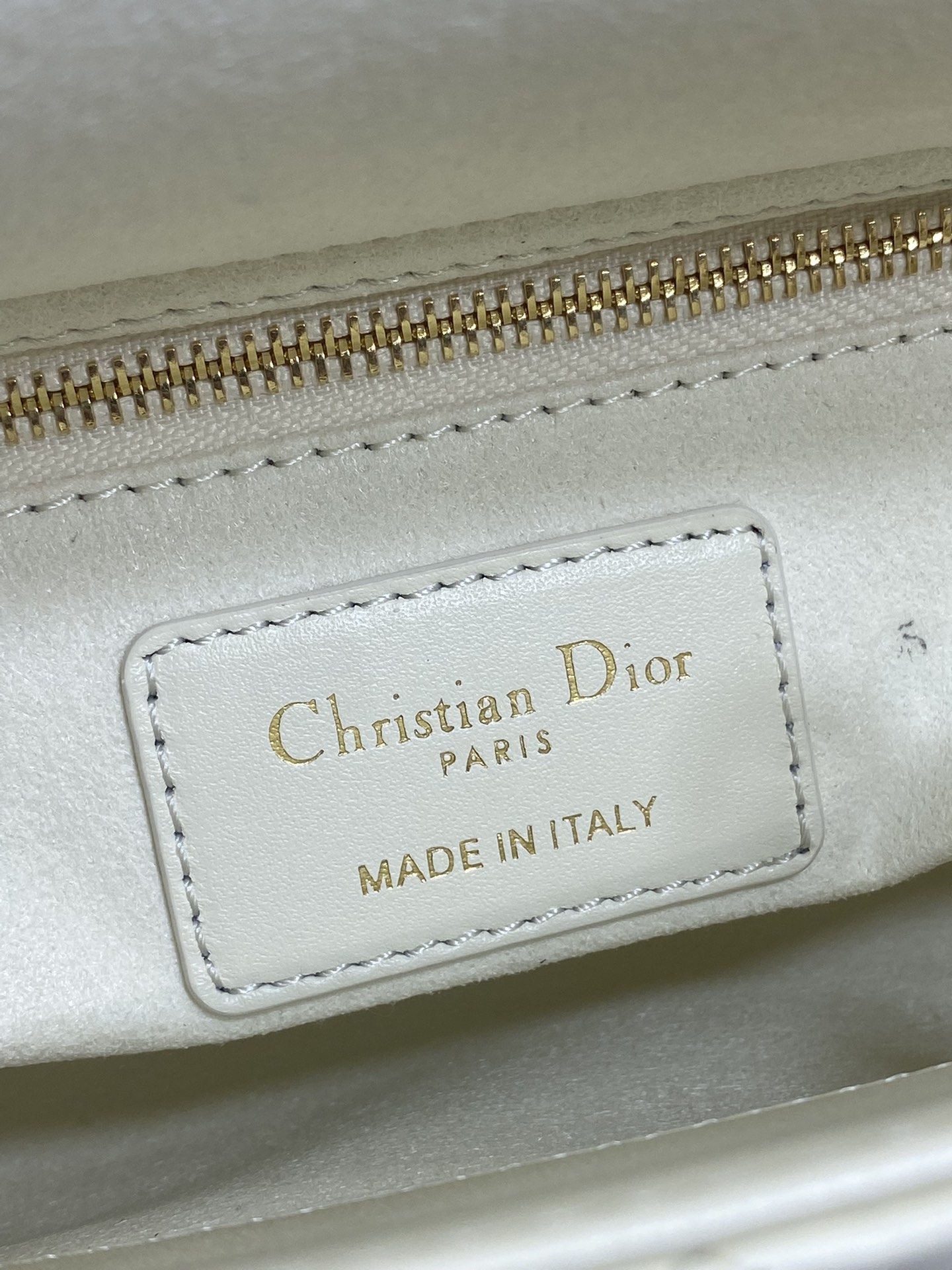 现货‼️Classic Lady最新蝴蝶结🎀戴妃包，人手一个必备的三格小包😍。迷人优雅又气场十足💃🏻，斜