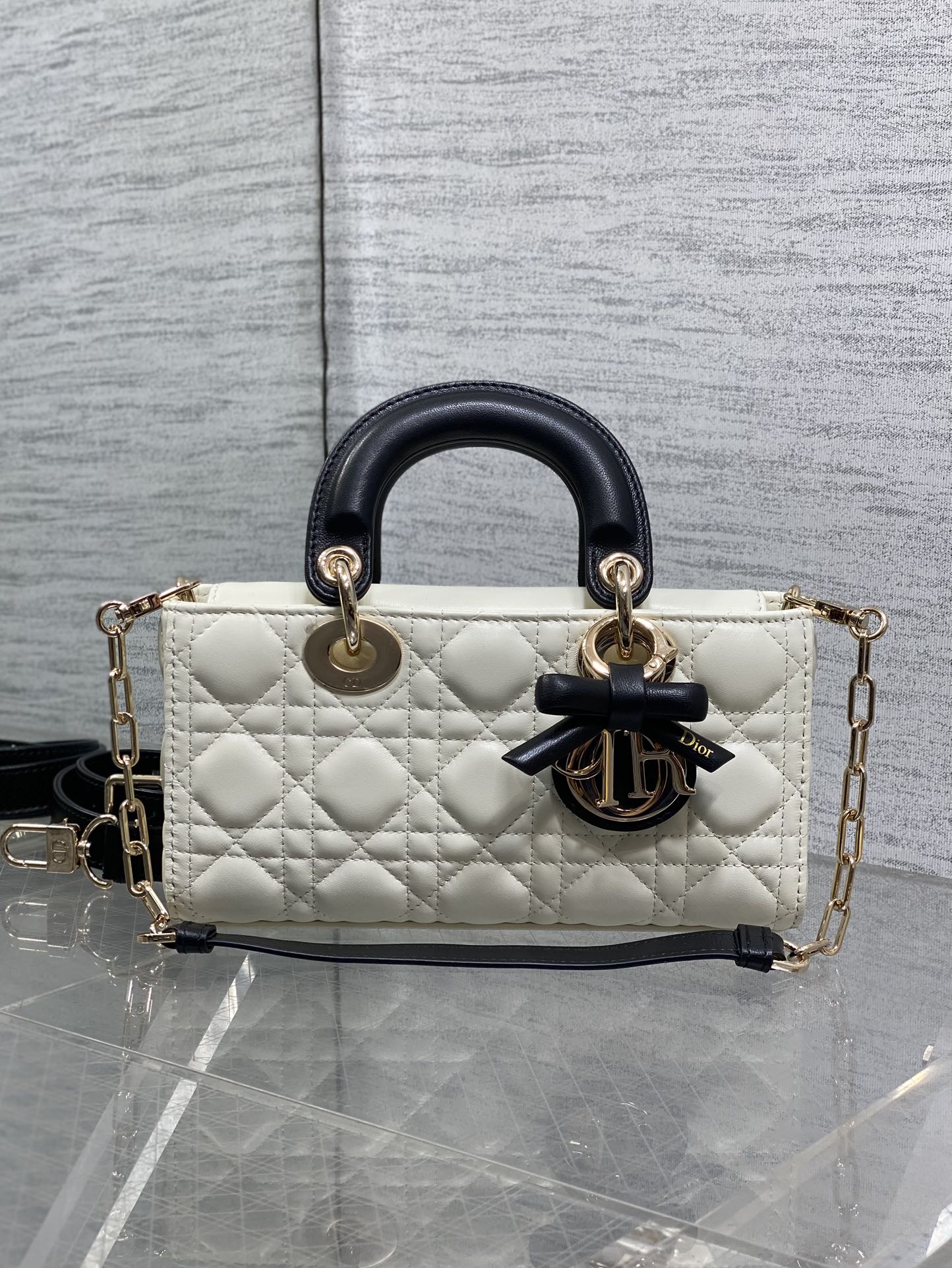 黑拼白现货‼️D-joy小号系列最新蝴蝶结🎀五金，新出的尺寸更小巧，更显得精致，大爆款的节奏🔥，包包自带