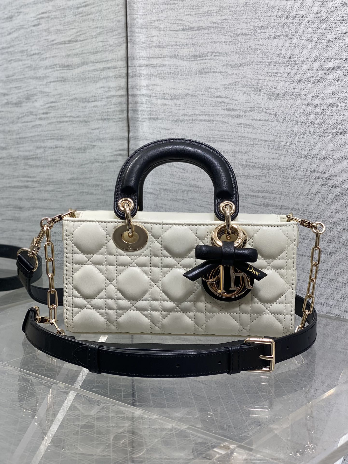 黑拼白现货‼️D-joy小号系列最新蝴蝶结🎀五金，新出的尺寸更小巧，更显得精致，大爆款的节奏🔥，包包自带