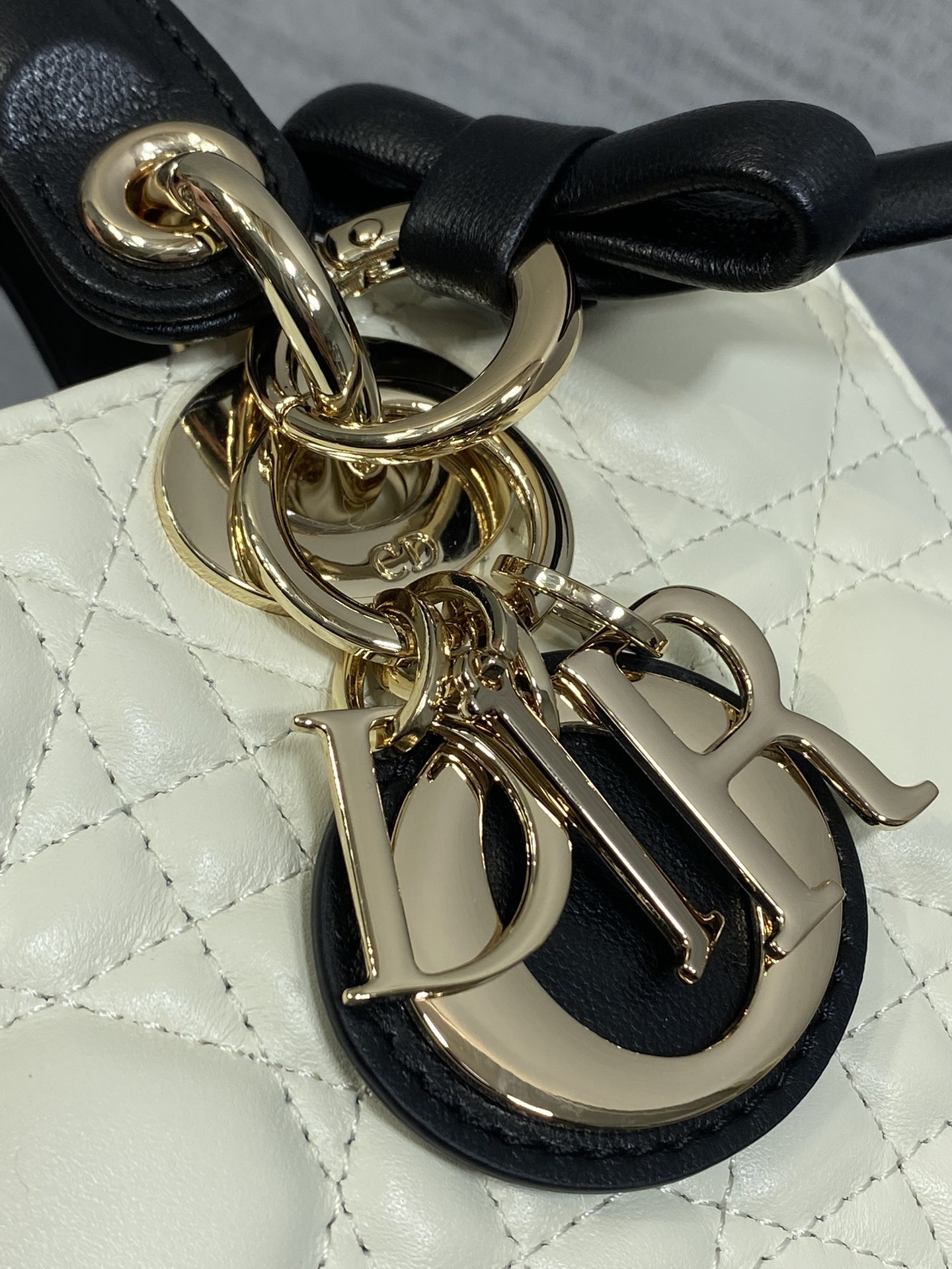 黑拼白现货‼️D-joy小号系列最新蝴蝶结🎀五金，新出的尺寸更小巧，更显得精致，大爆款的节奏🔥，包包自带