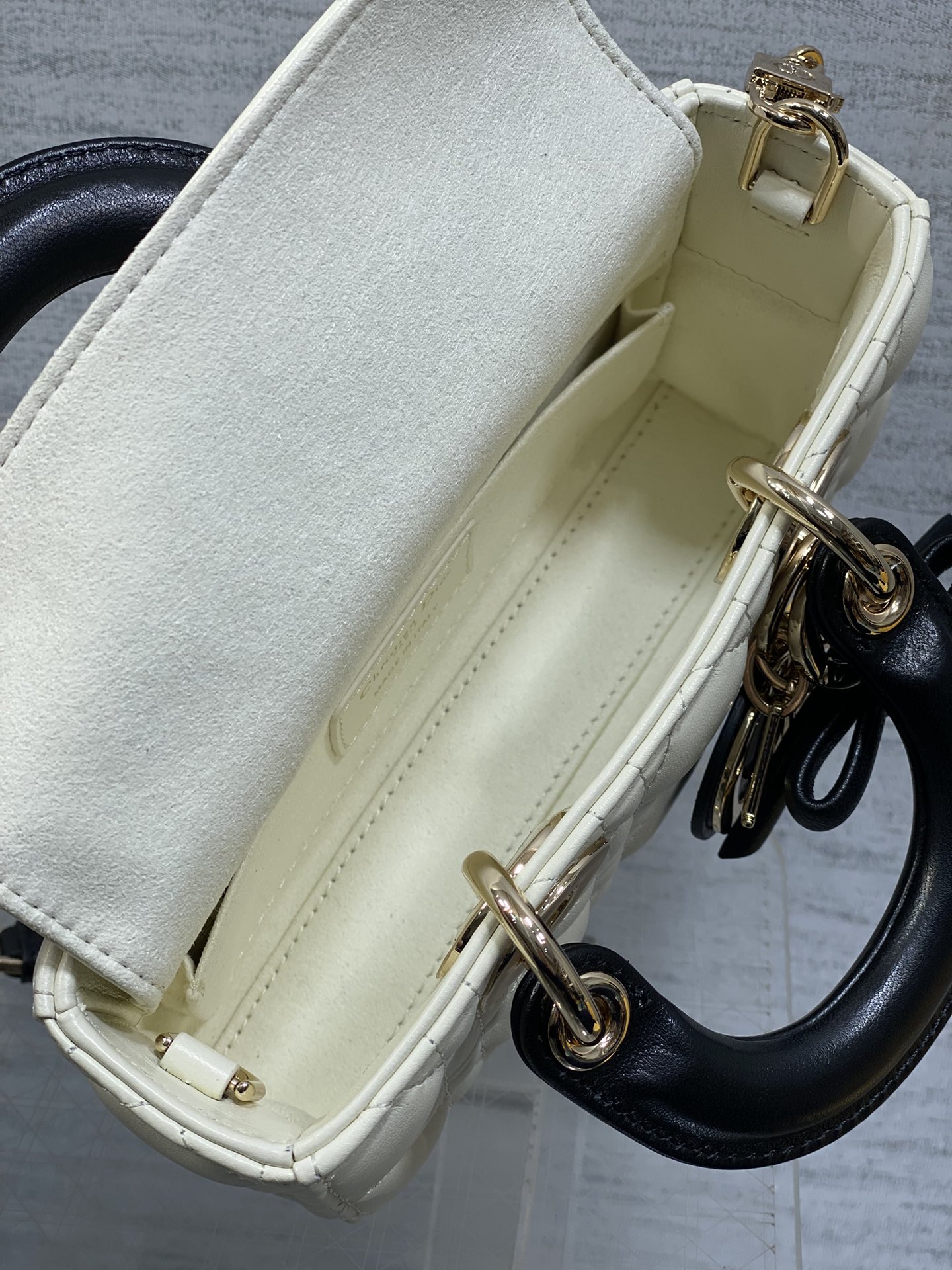 黑拼白现货‼️D-joy最新mini蝴蝶结🎀系列，说micro太小，小号太大的宝贝们都看过来，新出的mi