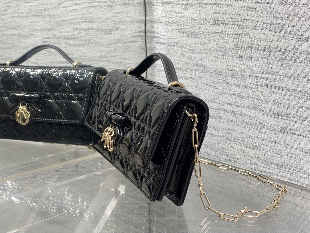 现货‼️砖柜最新蝴蝶结珍珠链条手拿包🎀标志性的藤纹格，经典的字母吊饰带🎀👏 ，别致的手柄设计，搭配柔软的