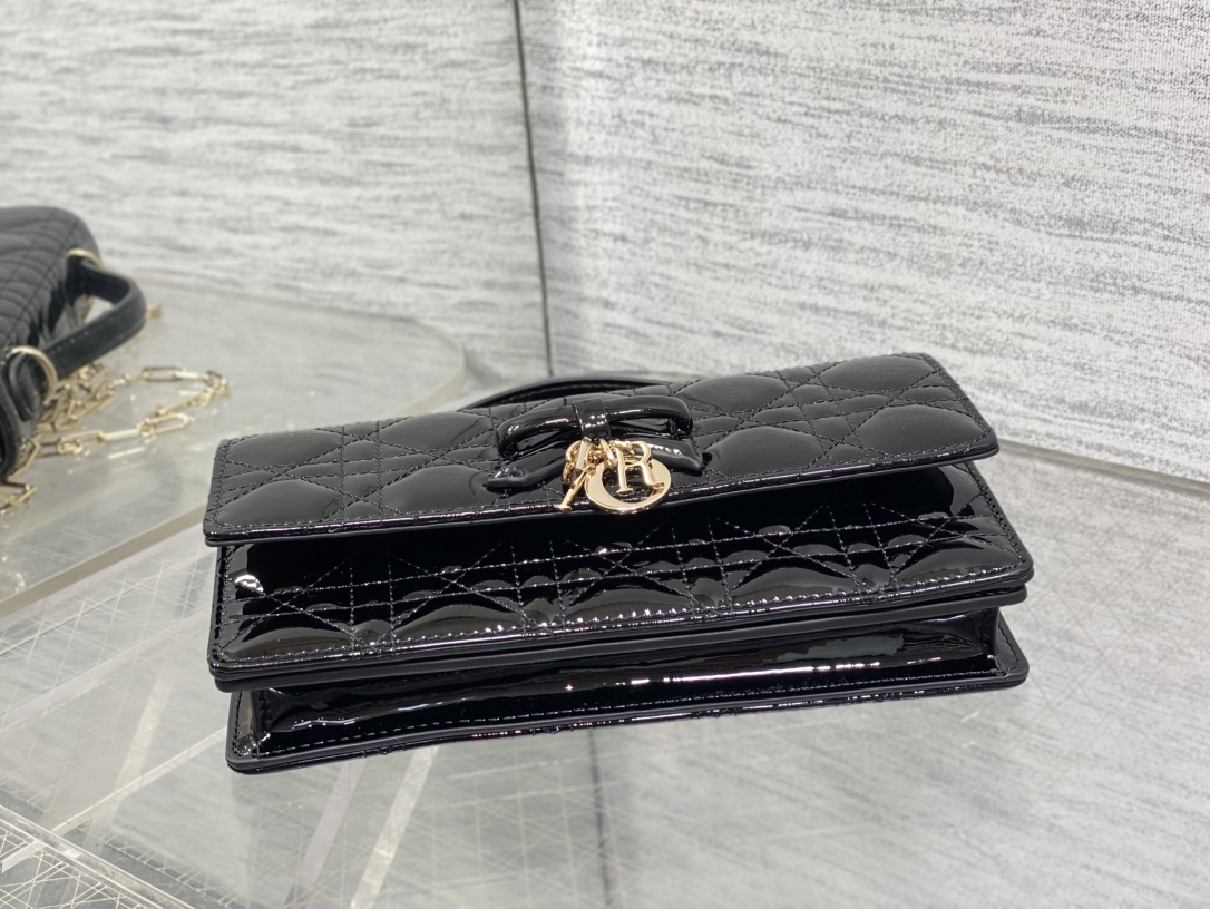 现货‼️砖柜最新蝴蝶结珍珠链条手拿包🎀标志性的藤纹格，经典的字母吊饰带🎀👏 ，别致的手柄设计，搭配柔软的