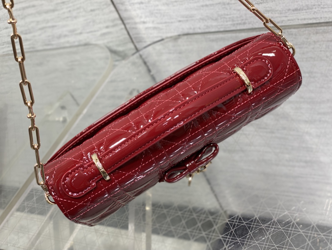 现货‼️砖柜最新蝴蝶结珍珠链条手拿包🎀标志性的藤纹格，经典的字母吊饰带🎀👏 ，别致的手柄设计，搭配柔软的