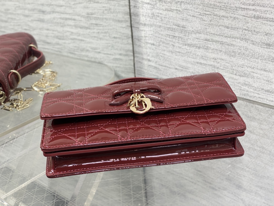 现货‼️砖柜最新蝴蝶结珍珠链条手拿包🎀标志性的藤纹格，经典的字母吊饰带🎀👏 ，别致的手柄设计，搭配柔软的