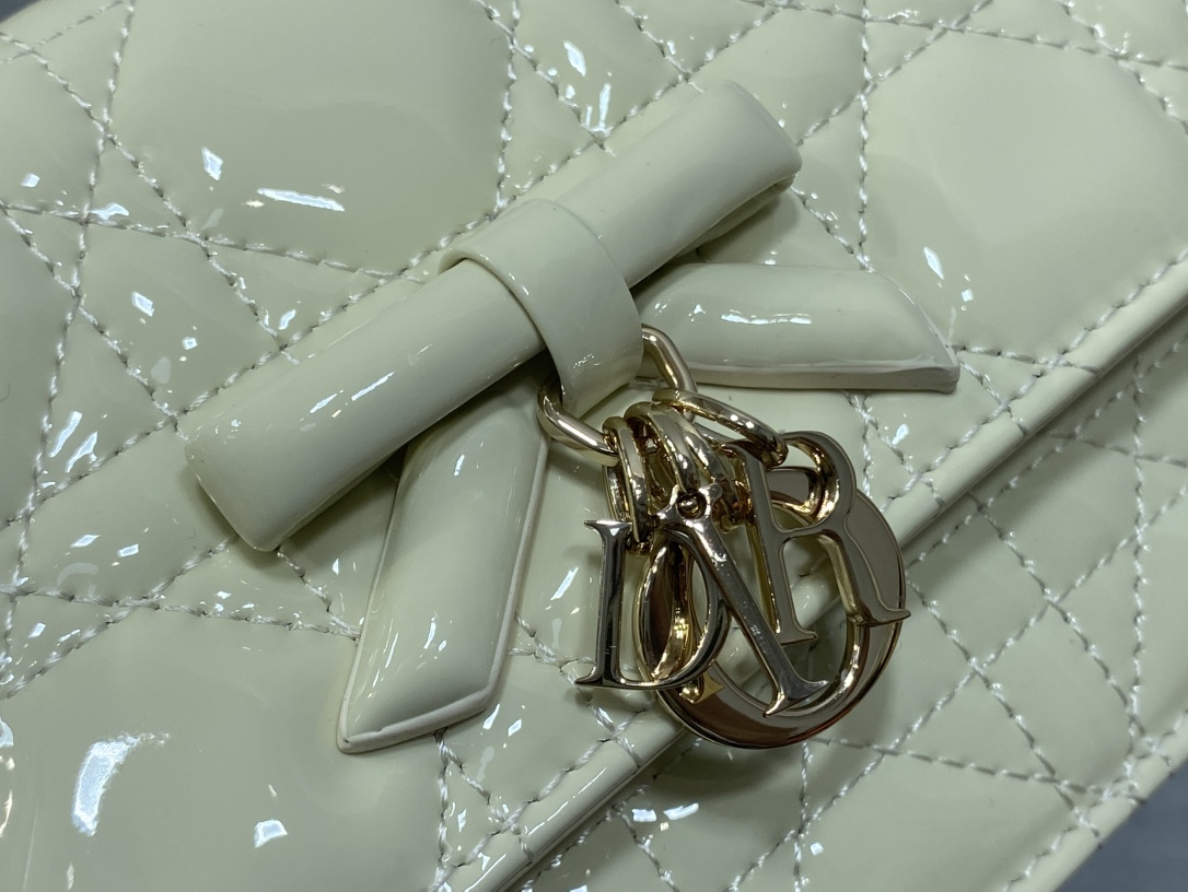 现货‼️砖柜最新蝴蝶结珍珠链条手拿包🎀标志性的藤纹格，经典的字母吊饰带🎀👏 ，别致的手柄设计，搭配柔软的