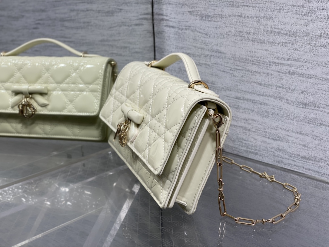 现货‼️砖柜最新蝴蝶结珍珠链条手拿包🎀标志性的藤纹格，经典的字母吊饰带🎀👏 ，别致的手柄设计，搭配柔软的