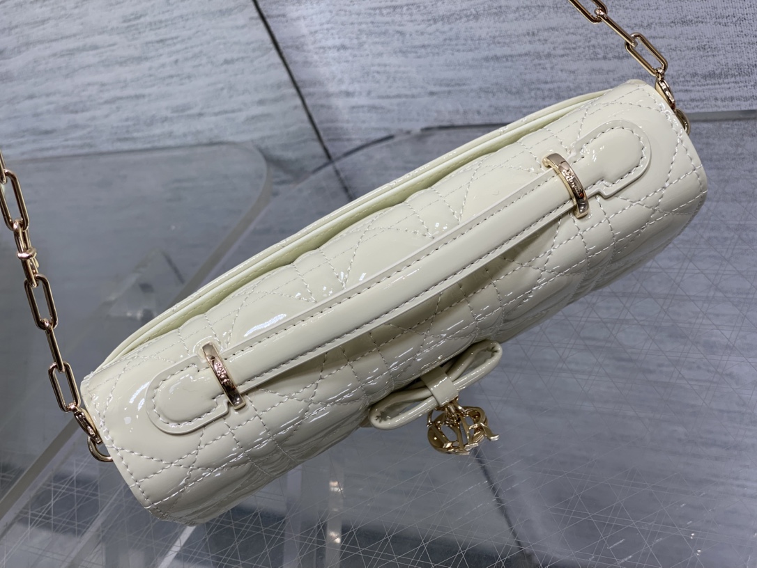 现货‼️砖柜最新蝴蝶结珍珠链条手拿包🎀标志性的藤纹格，经典的字母吊饰带🎀👏 ，别致的手柄设计，搭配柔软的