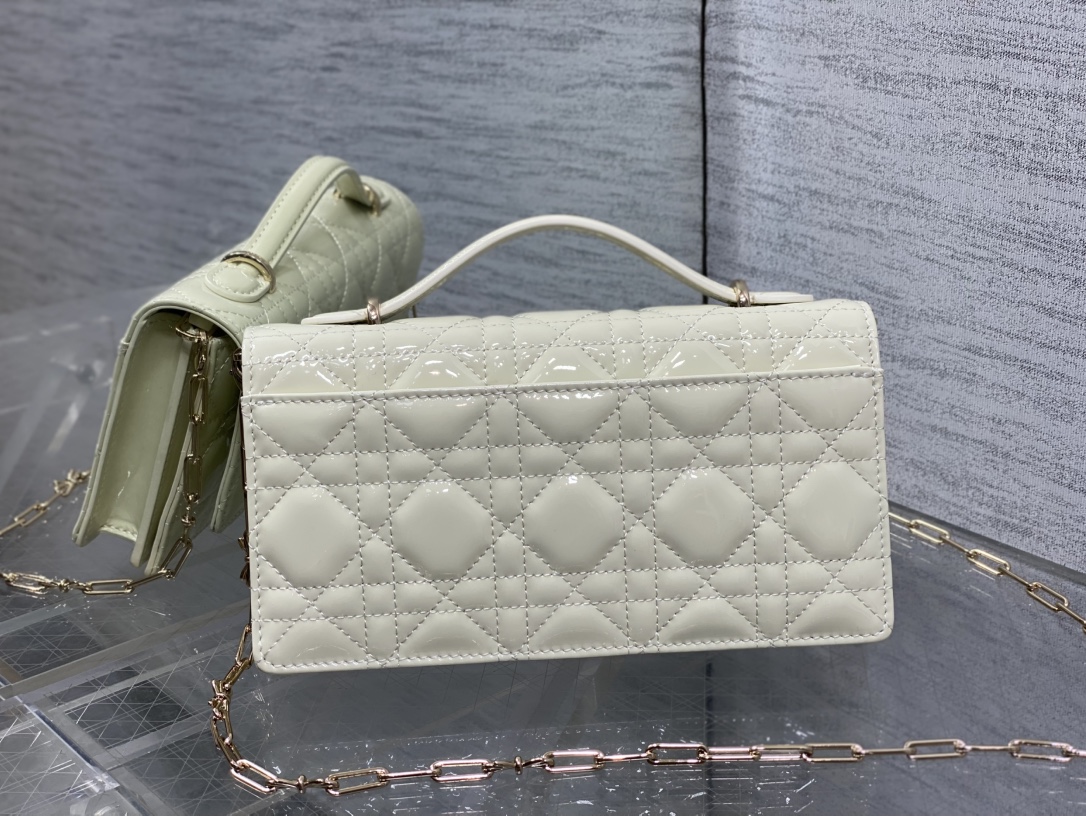 现货‼️砖柜最新蝴蝶结珍珠链条手拿包🎀标志性的藤纹格，经典的字母吊饰带🎀👏 ，别致的手柄设计，搭配柔软的