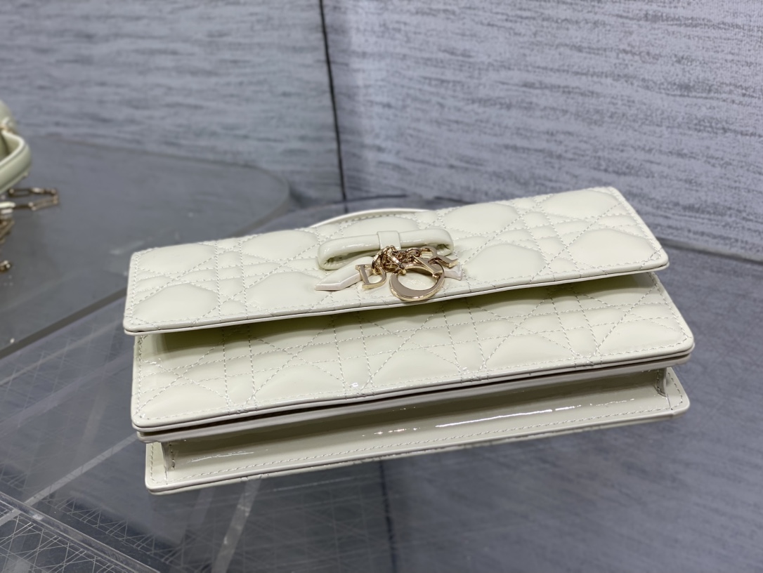 现货‼️砖柜最新蝴蝶结珍珠链条手拿包🎀标志性的藤纹格，经典的字母吊饰带🎀👏 ，别致的手柄设计，搭配柔软的