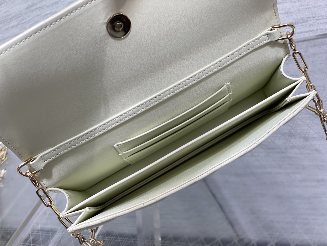 现货‼️砖柜最新蝴蝶结珍珠链条手拿包🎀标志性的藤纹格，经典的字母吊饰带🎀👏 ，别致的手柄设计，搭配柔软的