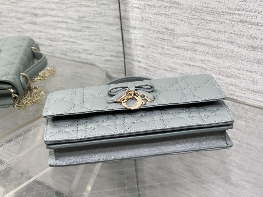 现货‼️砖柜最新蝴蝶结珍珠链条手拿包🎀标志性的藤纹格，经典的字母吊饰带🎀👏 ，别致的手柄设计，搭配柔软的