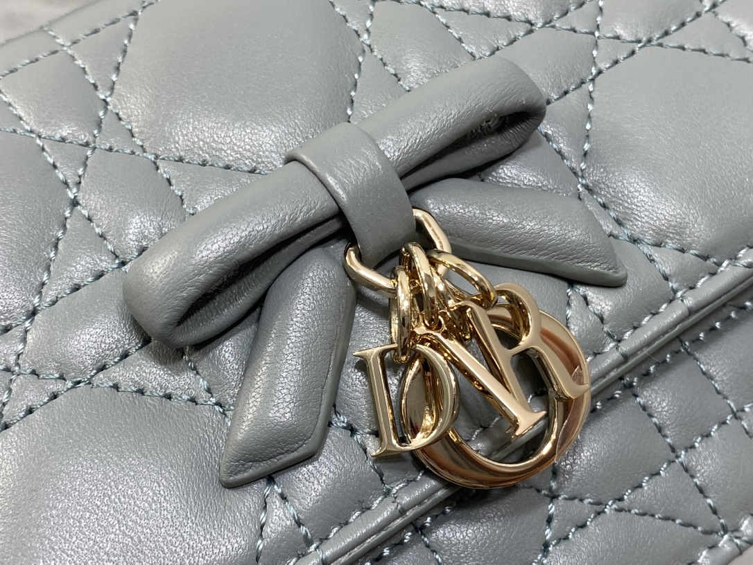 现货‼️砖柜最新蝴蝶结珍珠链条手拿包🎀标志性的藤纹格，经典的字母吊饰带🎀👏 ，别致的手柄设计，搭配柔软的