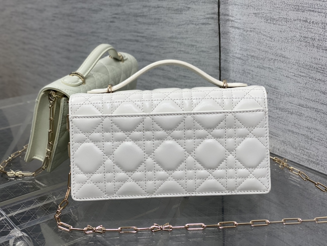 现货‼️砖柜最新蝴蝶结珍珠链条手拿包🎀标志性的藤纹格，经典的字母吊饰带🎀👏 ，别致的手柄设计，搭配柔软的