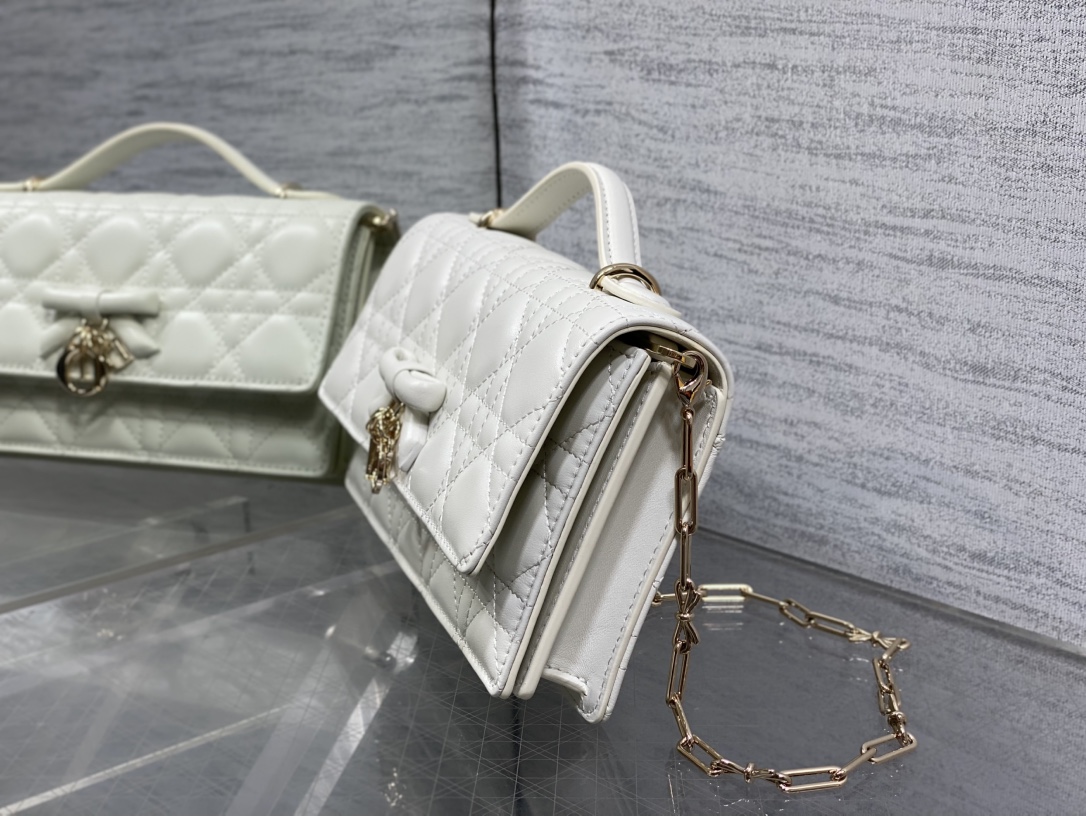 现货‼️砖柜最新蝴蝶结珍珠链条手拿包🎀标志性的藤纹格，经典的字母吊饰带🎀👏 ，别致的手柄设计，搭配柔软的