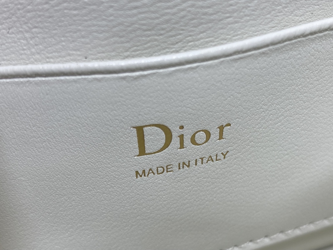 现货‼️砖柜最新蝴蝶结珍珠链条手拿包🎀标志性的藤纹格，经典的字母吊饰带🎀👏 ，别致的手柄设计，搭配柔软的