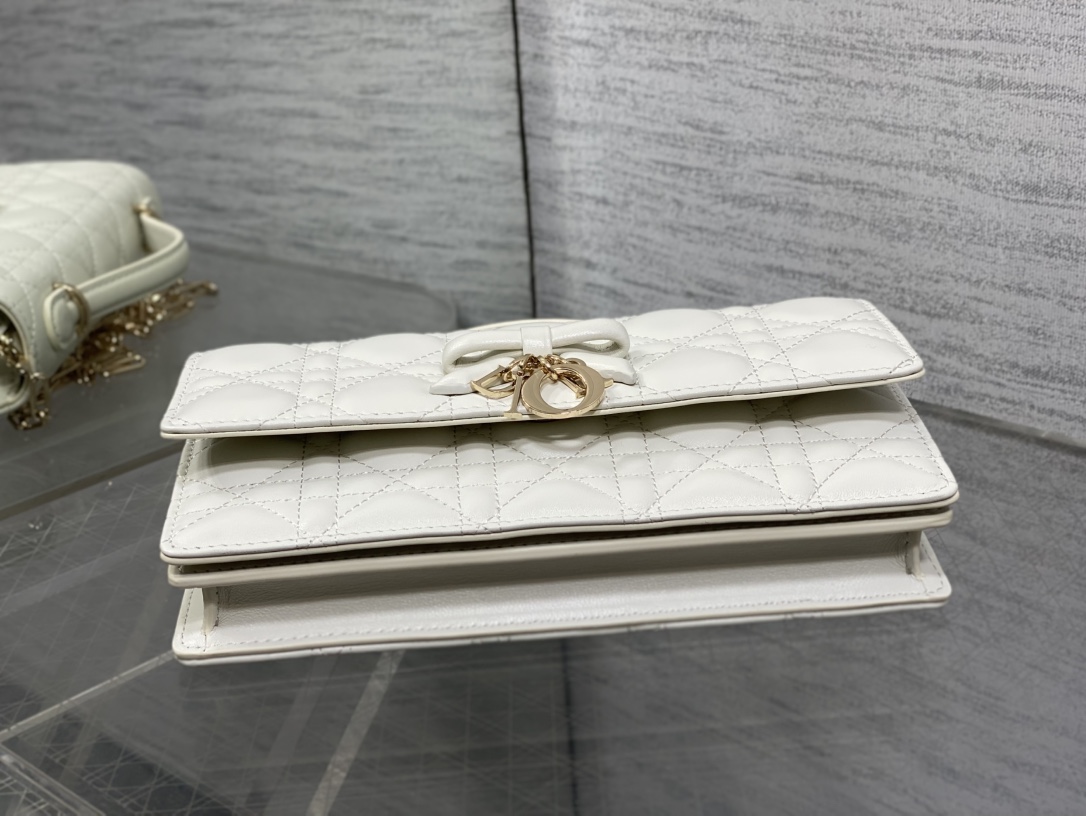 现货‼️砖柜最新蝴蝶结珍珠链条手拿包🎀标志性的藤纹格，经典的字母吊饰带🎀👏 ，别致的手柄设计，搭配柔软的