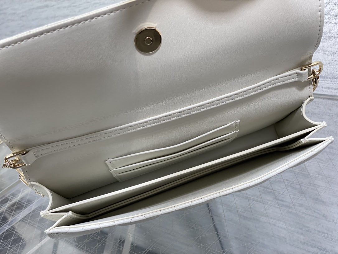 现货‼️砖柜最新蝴蝶结珍珠链条手拿包🎀标志性的藤纹格，经典的字母吊饰带🎀👏 ，别致的手柄设计，搭配柔软的