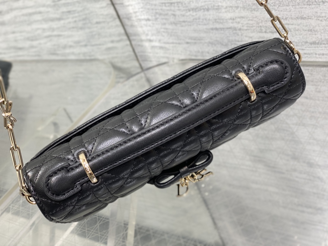 现货‼️砖柜最新蝴蝶结珍珠链条手拿包🎀标志性的藤纹格，经典的字母吊饰带🎀👏 ，别致的手柄设计，搭配柔软的