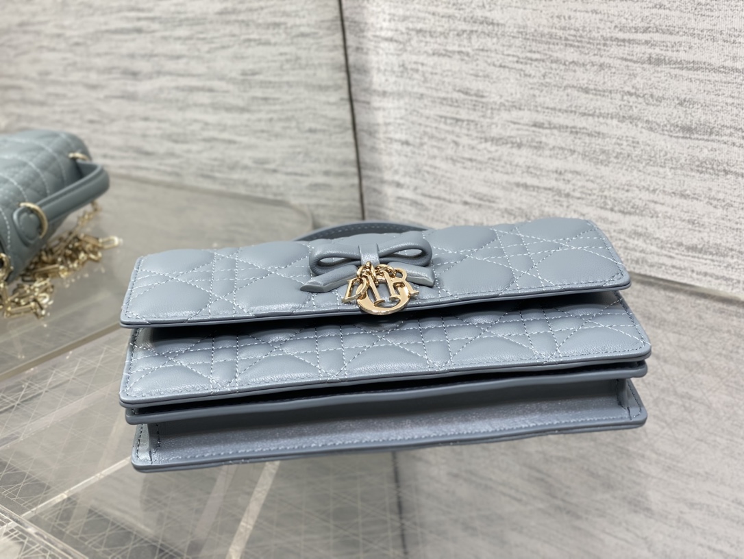 现货‼️砖柜最新蝴蝶结珍珠链条手拿包🎀标志性的藤纹格，经典的字母吊饰带🎀👏 ，别致的手柄设计，搭配柔软的